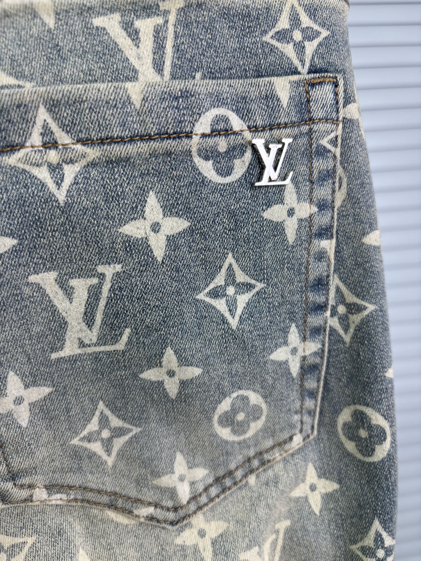 超级有范儿的一款牛仔裤，定制原版水洗牛仔面料，独特设计，顶级刺绣工艺字母图案logo，原版五金辅料装饰，