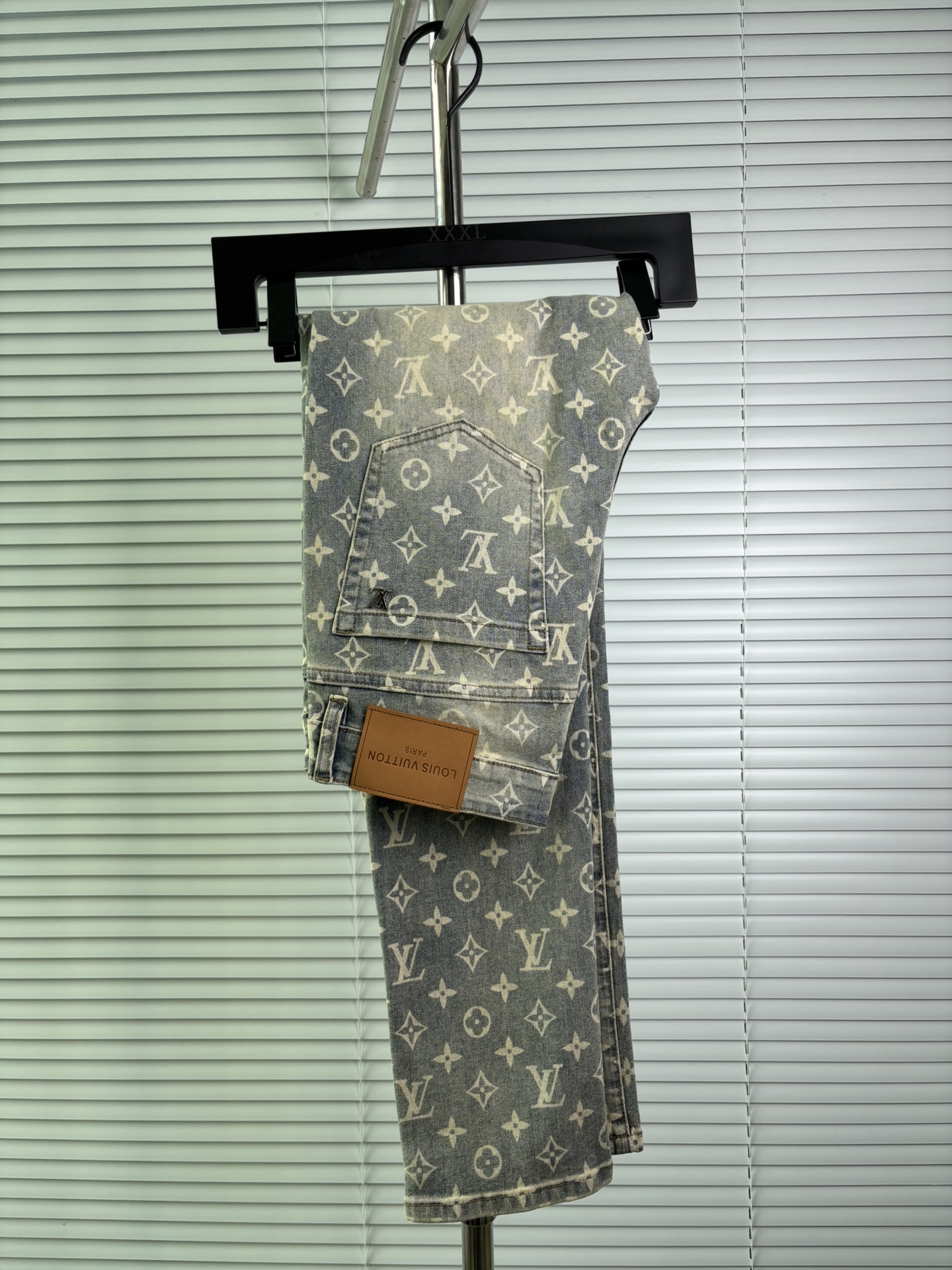 超级有范儿的一款牛仔裤，定制原版水洗牛仔面料，独特设计，顶级刺绣工艺字母图案logo，原版五金辅料装饰，