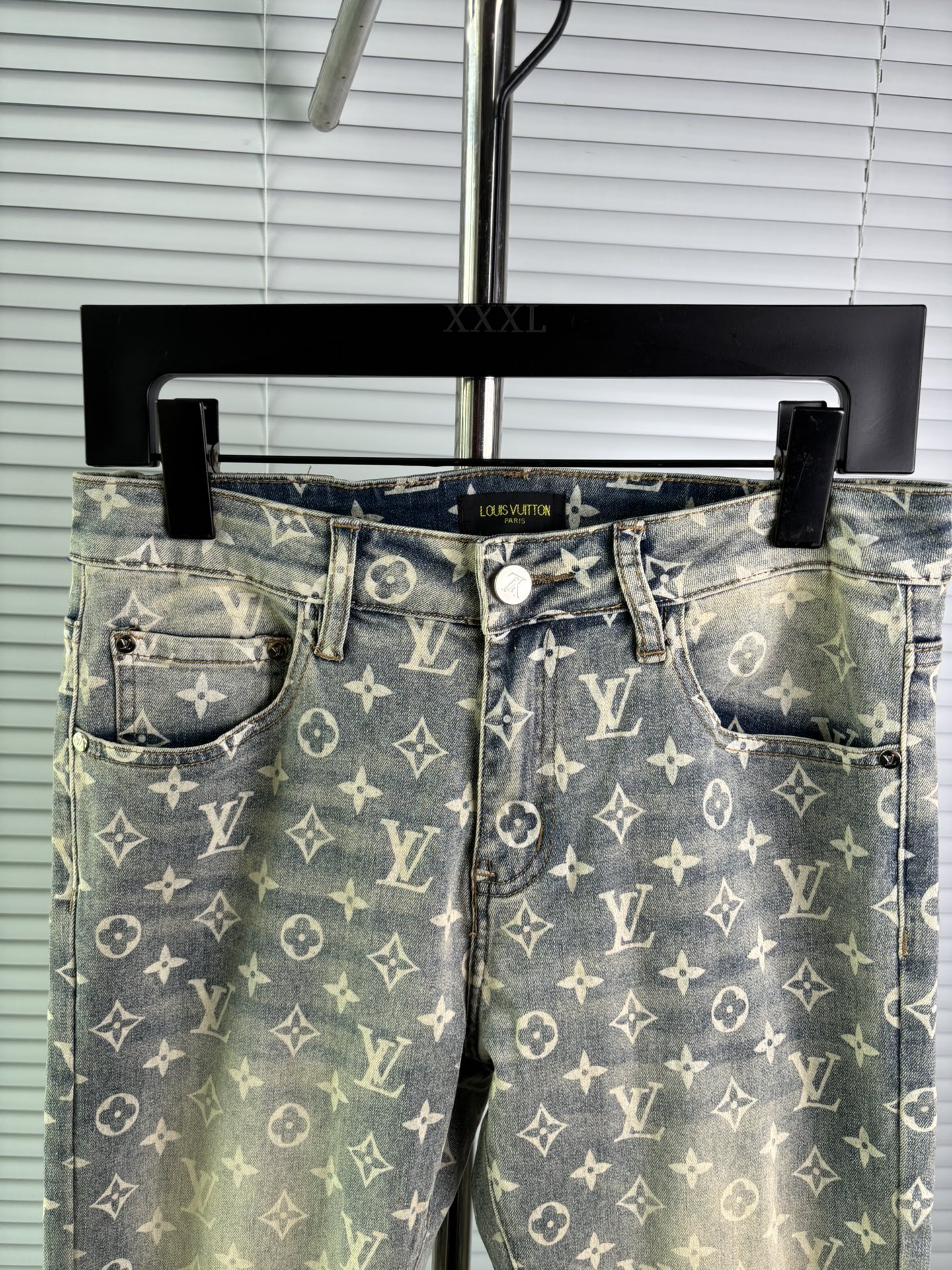 超级有范儿的一款牛仔裤，定制原版水洗牛仔面料，独特设计，顶级刺绣工艺字母图案logo，原版五金辅料装饰，