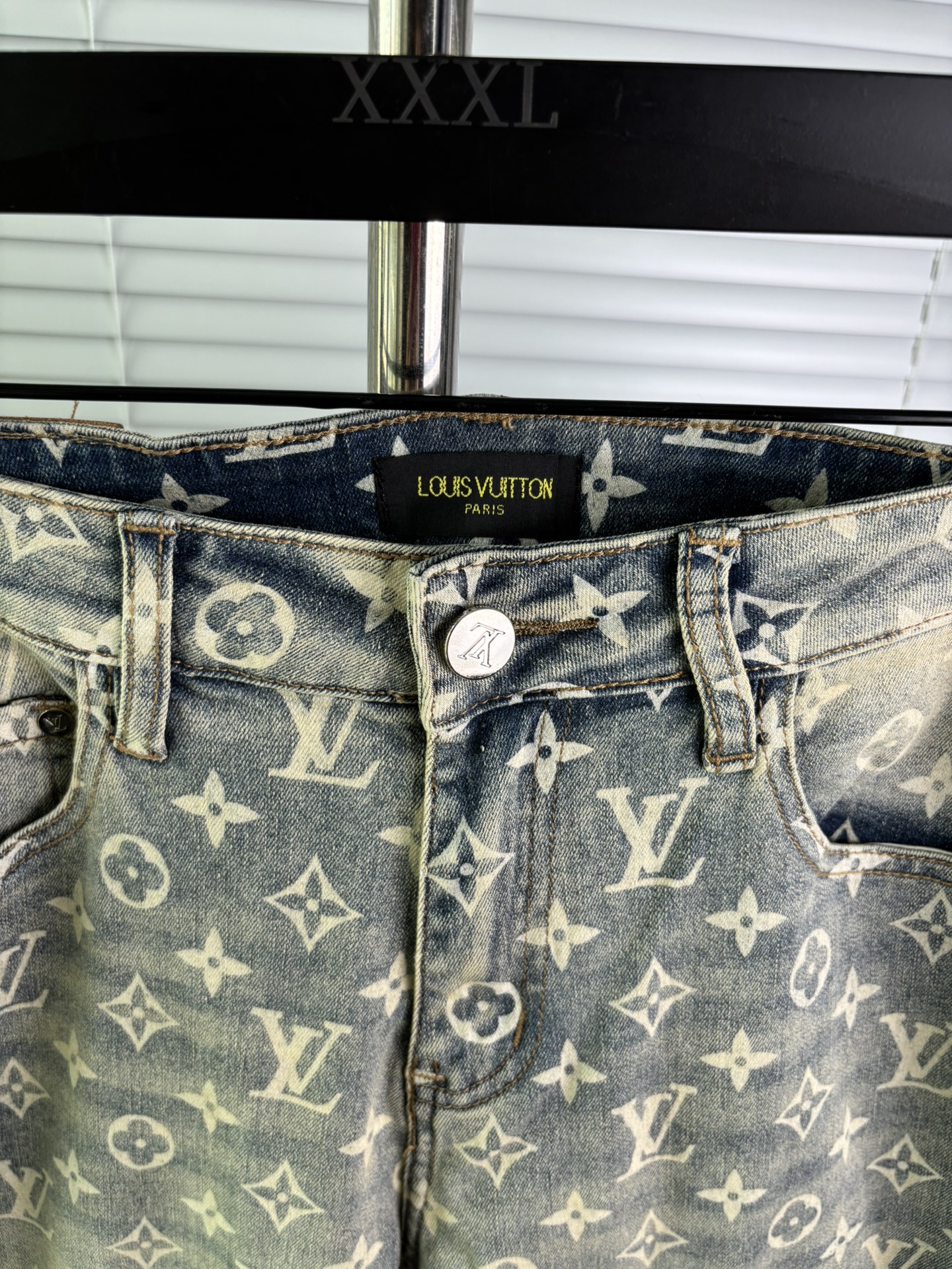 超级有范儿的一款牛仔裤，定制原版水洗牛仔面料，独特设计，顶级刺绣工艺字母图案logo，原版五金辅料装饰，