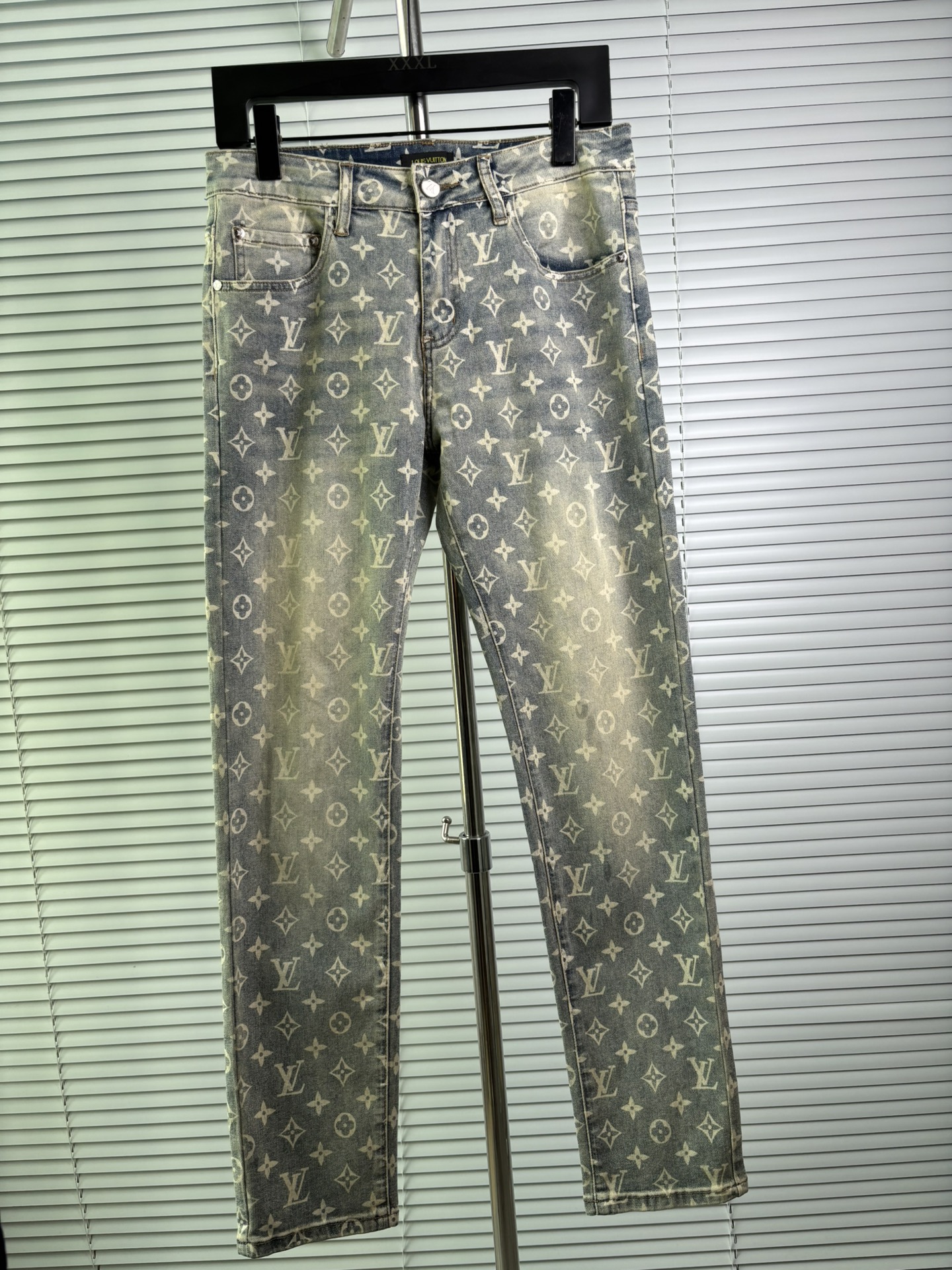 超级有范儿的一款牛仔裤，定制原版水洗牛仔面料，独特设计，顶级刺绣工艺字母图案logo，原版五金辅料装饰，