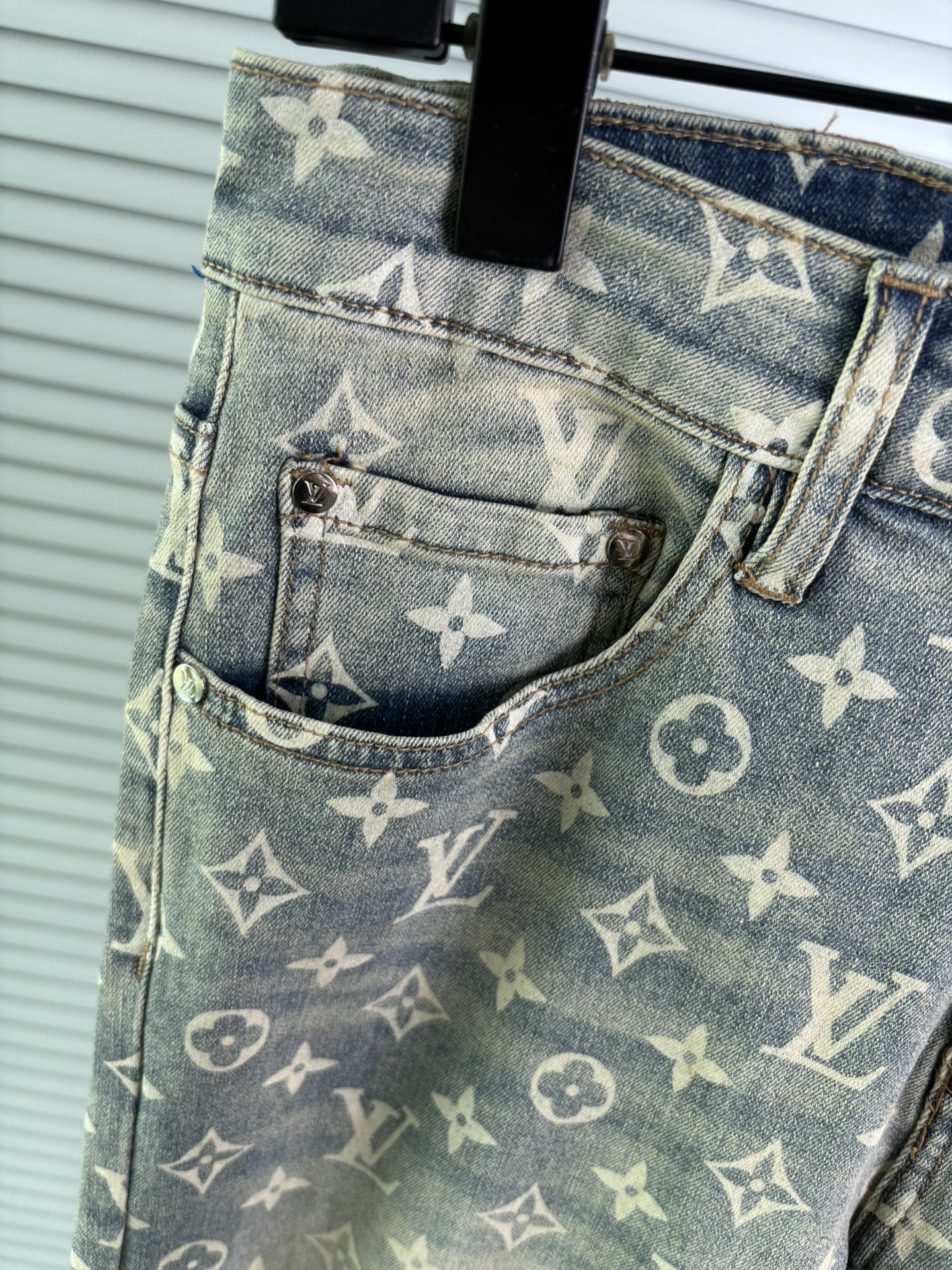 超级有范儿的一款牛仔裤，定制原版水洗牛仔面料，独特设计，顶级刺绣工艺字母图案logo，原版五金辅料装饰，