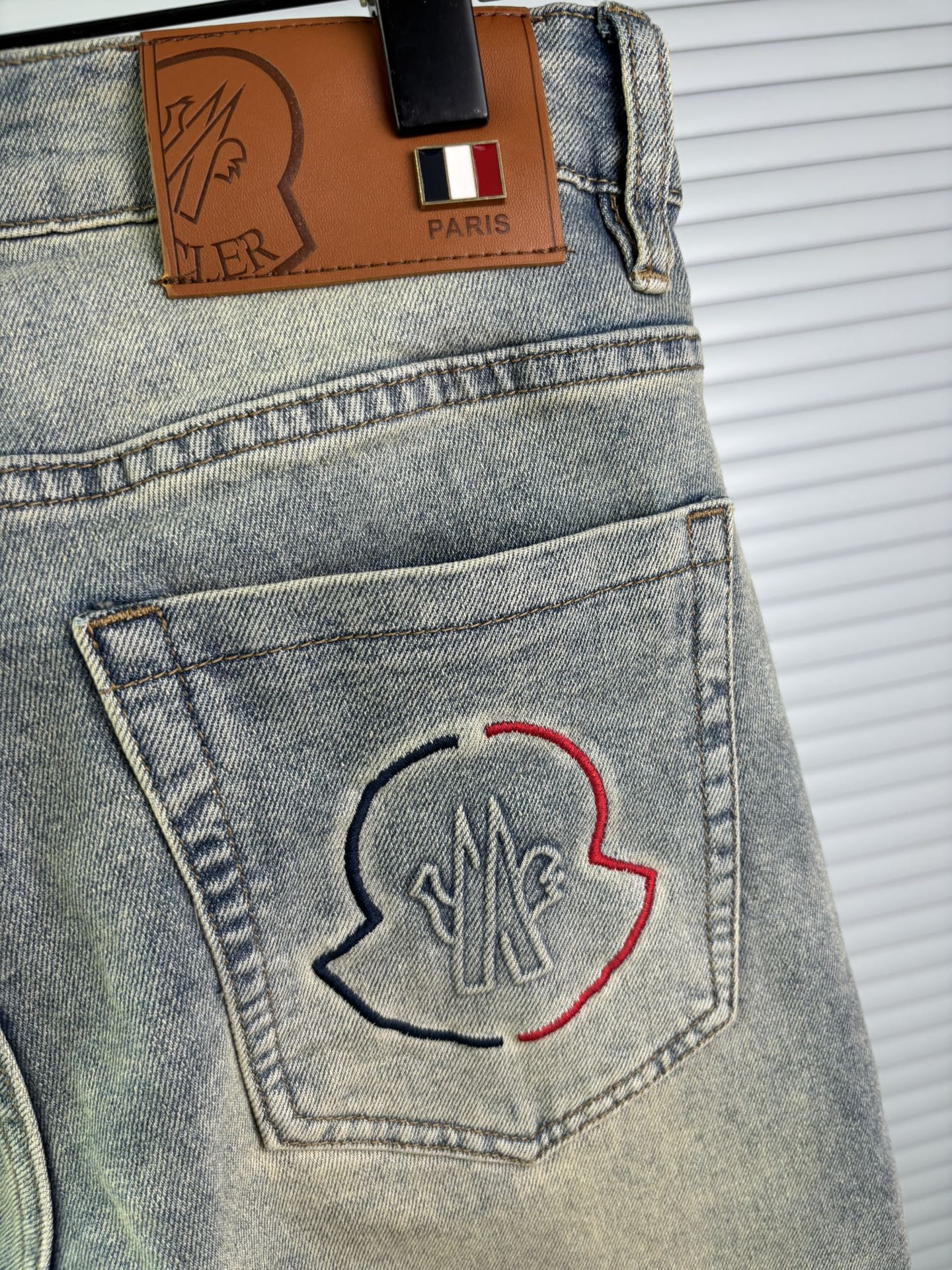 超级有范儿的一款牛仔裤，定制原版水洗牛仔面料，独特设计，顶级刺绣工艺字母图案logo，原版五金辅料装饰，