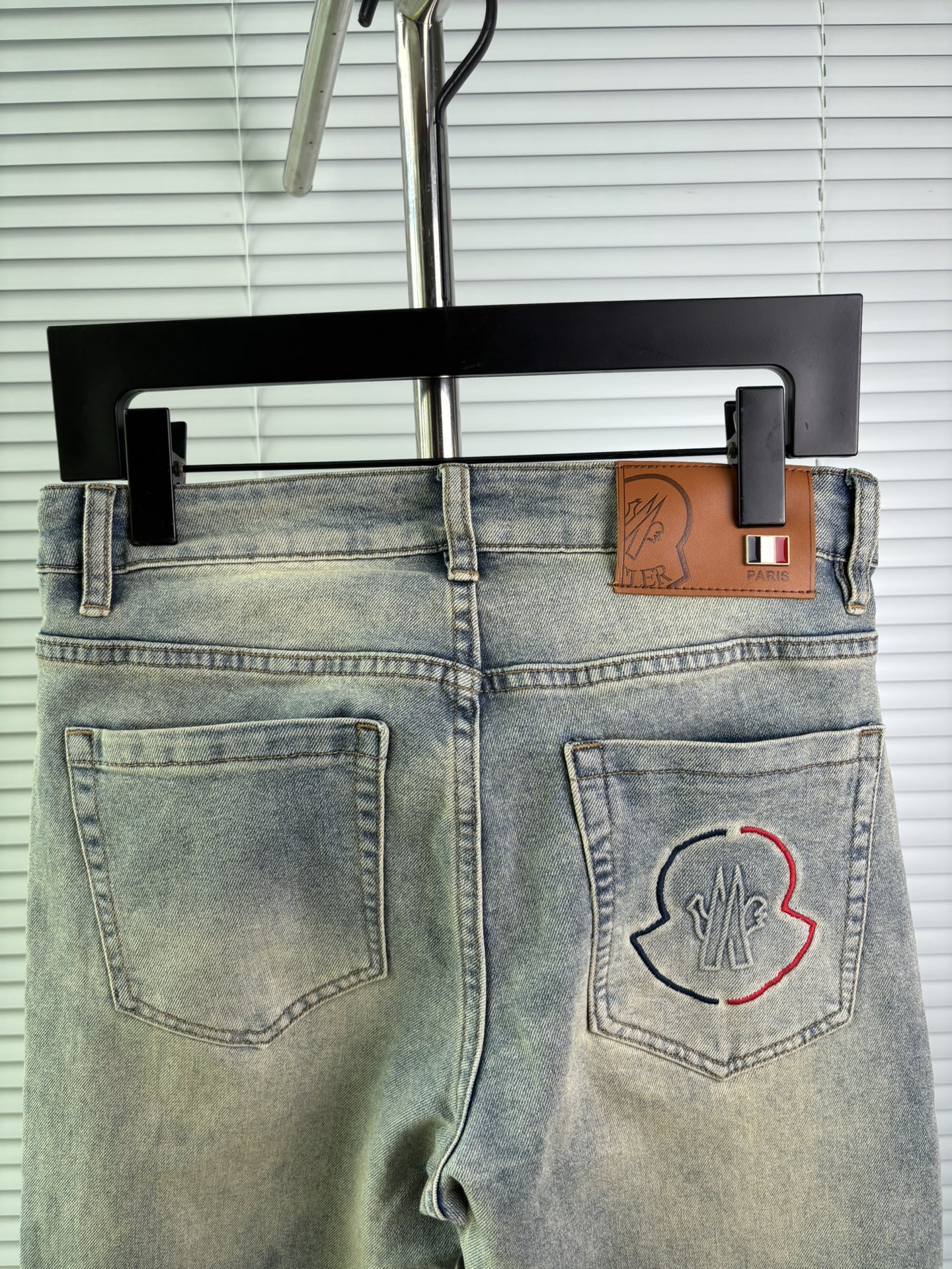 超级有范儿的一款牛仔裤，定制原版水洗牛仔面料，独特设计，顶级刺绣工艺字母图案logo，原版五金辅料装饰，