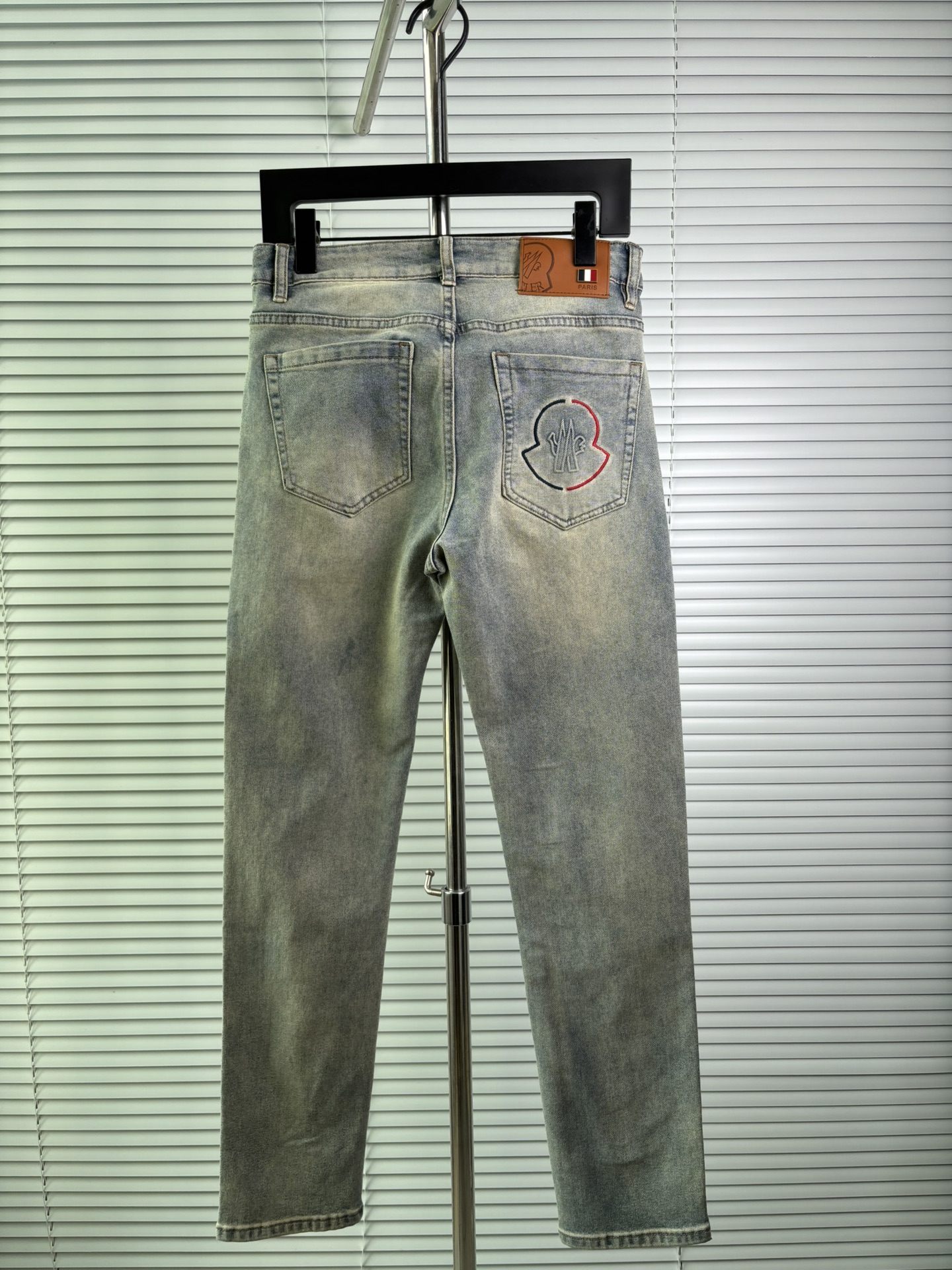 超级有范儿的一款牛仔裤，定制原版水洗牛仔面料，独特设计，顶级刺绣工艺字母图案logo，原版五金辅料装饰，