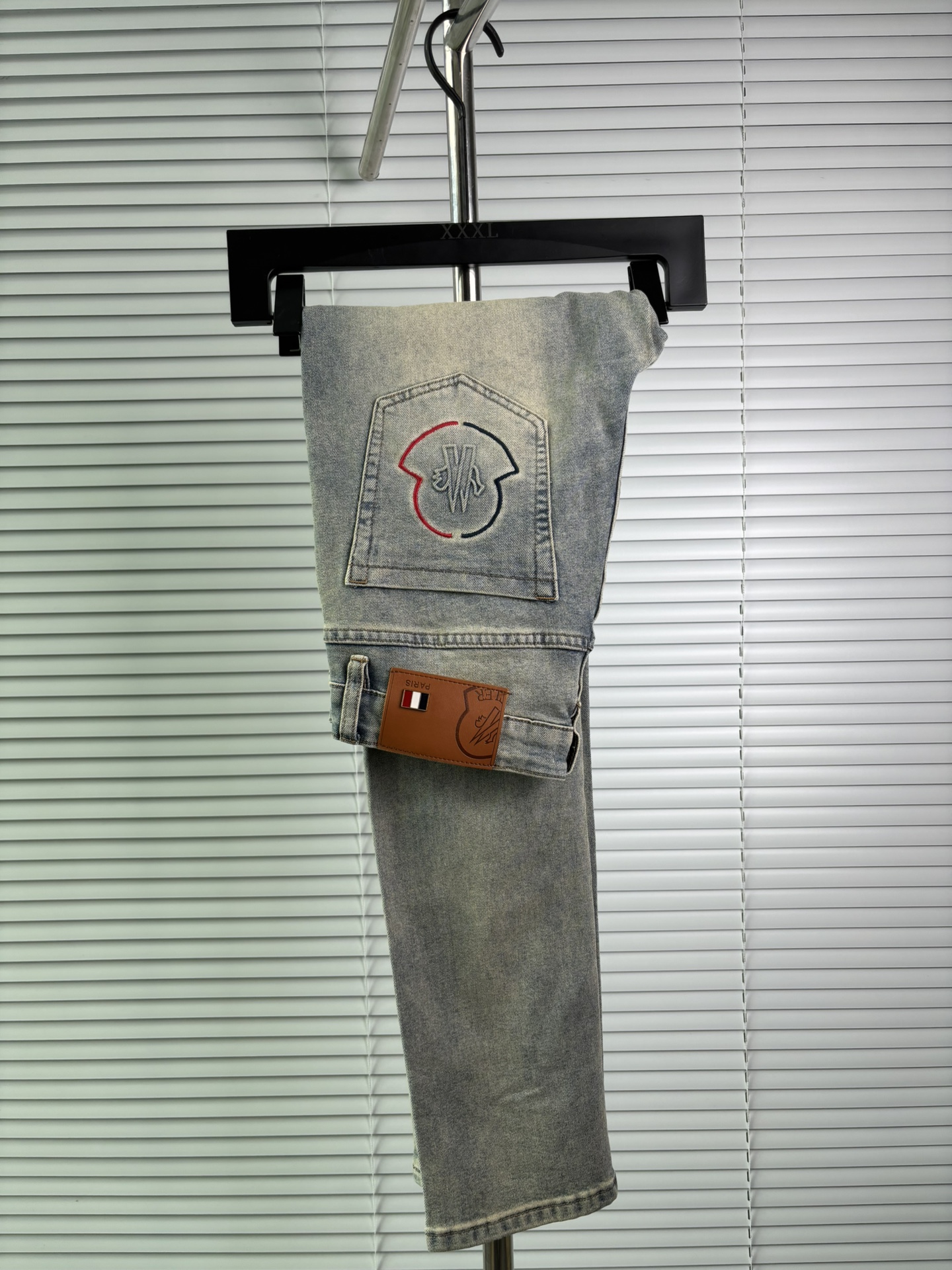 超级有范儿的一款牛仔裤，定制原版水洗牛仔面料，独特设计，顶级刺绣工艺字母图案logo，原版五金辅料装饰，