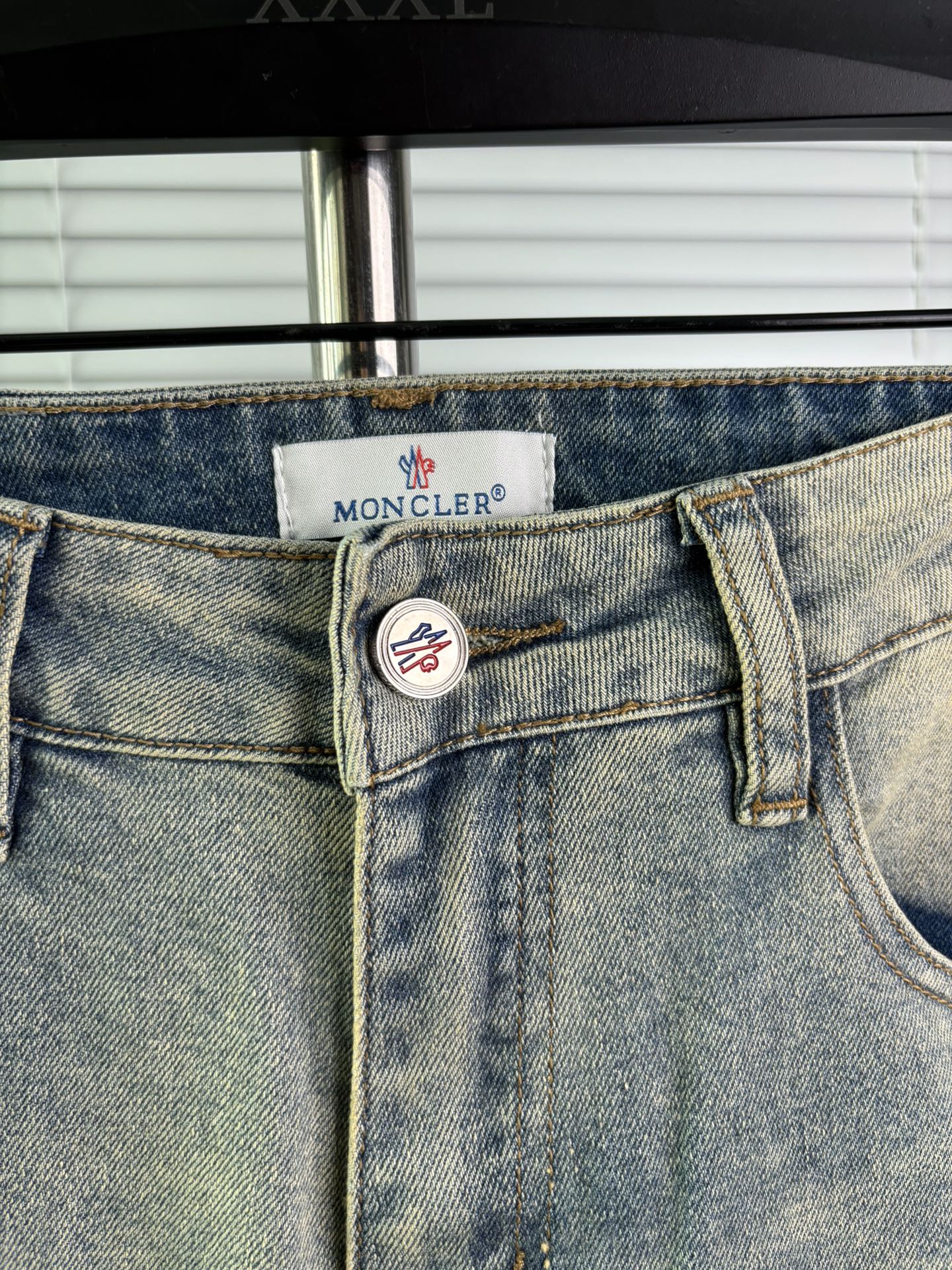 超级有范儿的一款牛仔裤，定制原版水洗牛仔面料，独特设计，顶级刺绣工艺字母图案logo，原版五金辅料装饰，