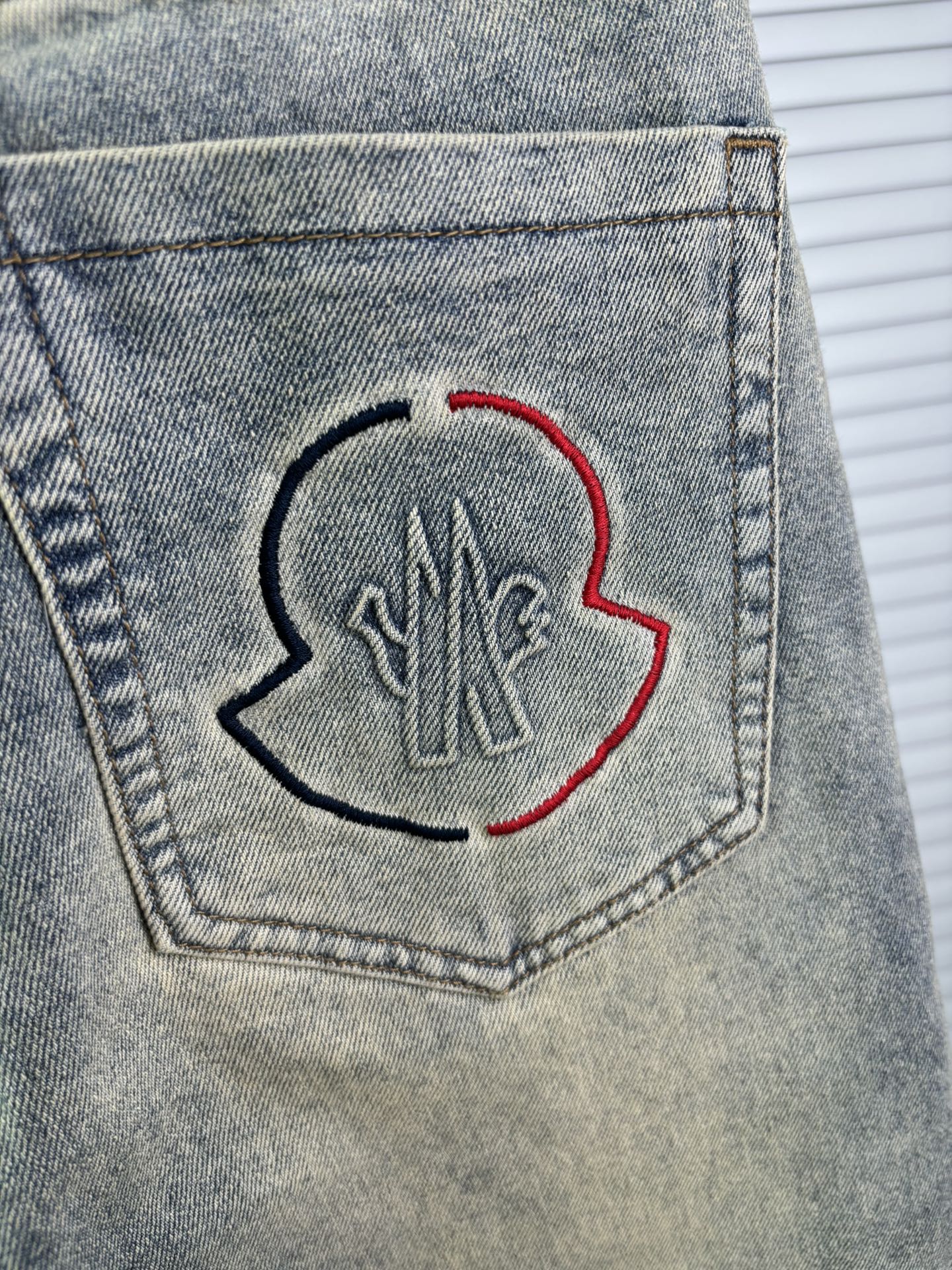 超级有范儿的一款牛仔裤，定制原版水洗牛仔面料，独特设计，顶级刺绣工艺字母图案logo，原版五金辅料装饰，