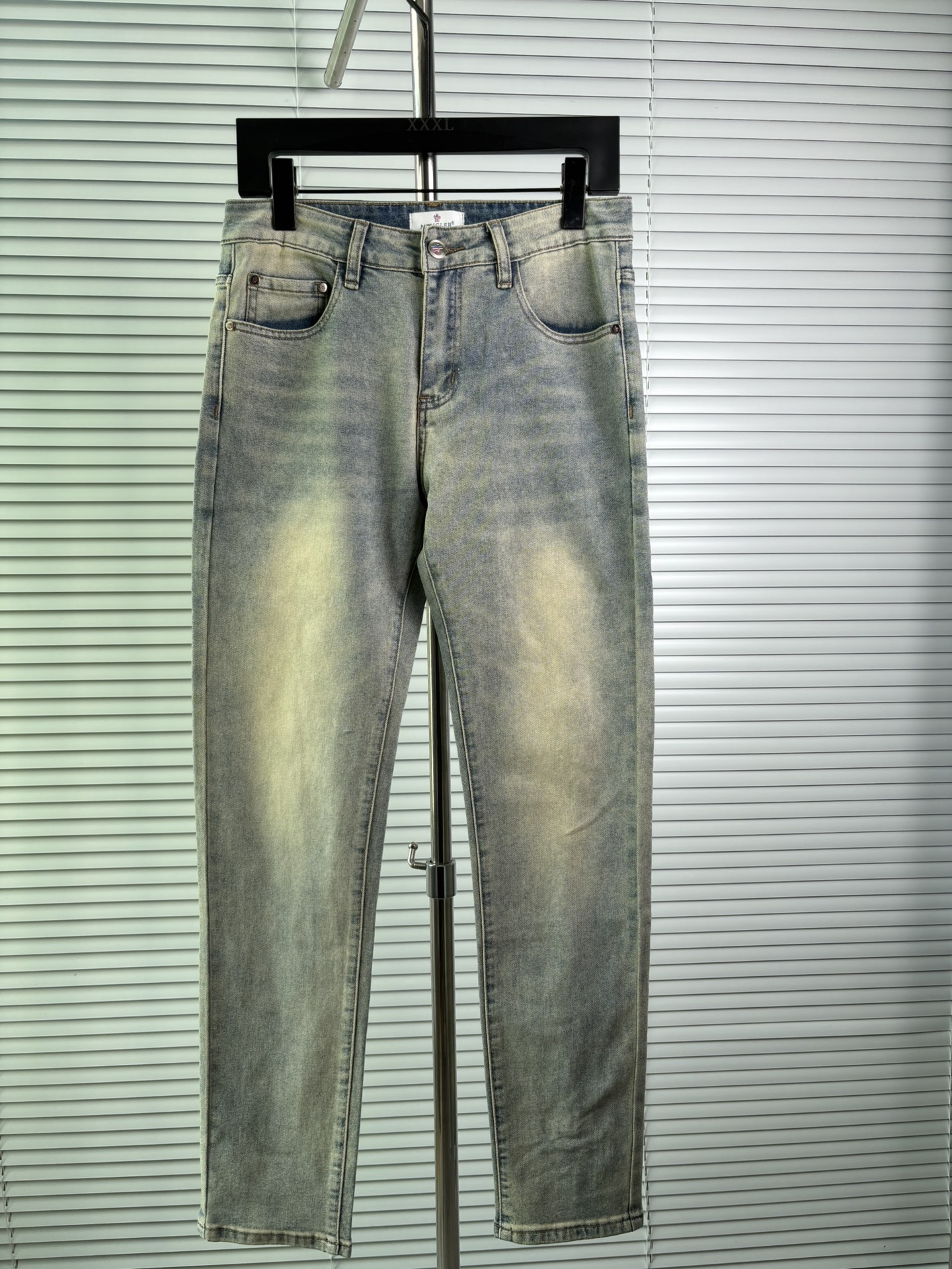 超级有范儿的一款牛仔裤，定制原版水洗牛仔面料，独特设计，顶级刺绣工艺字母图案logo，原版五金辅料装饰，