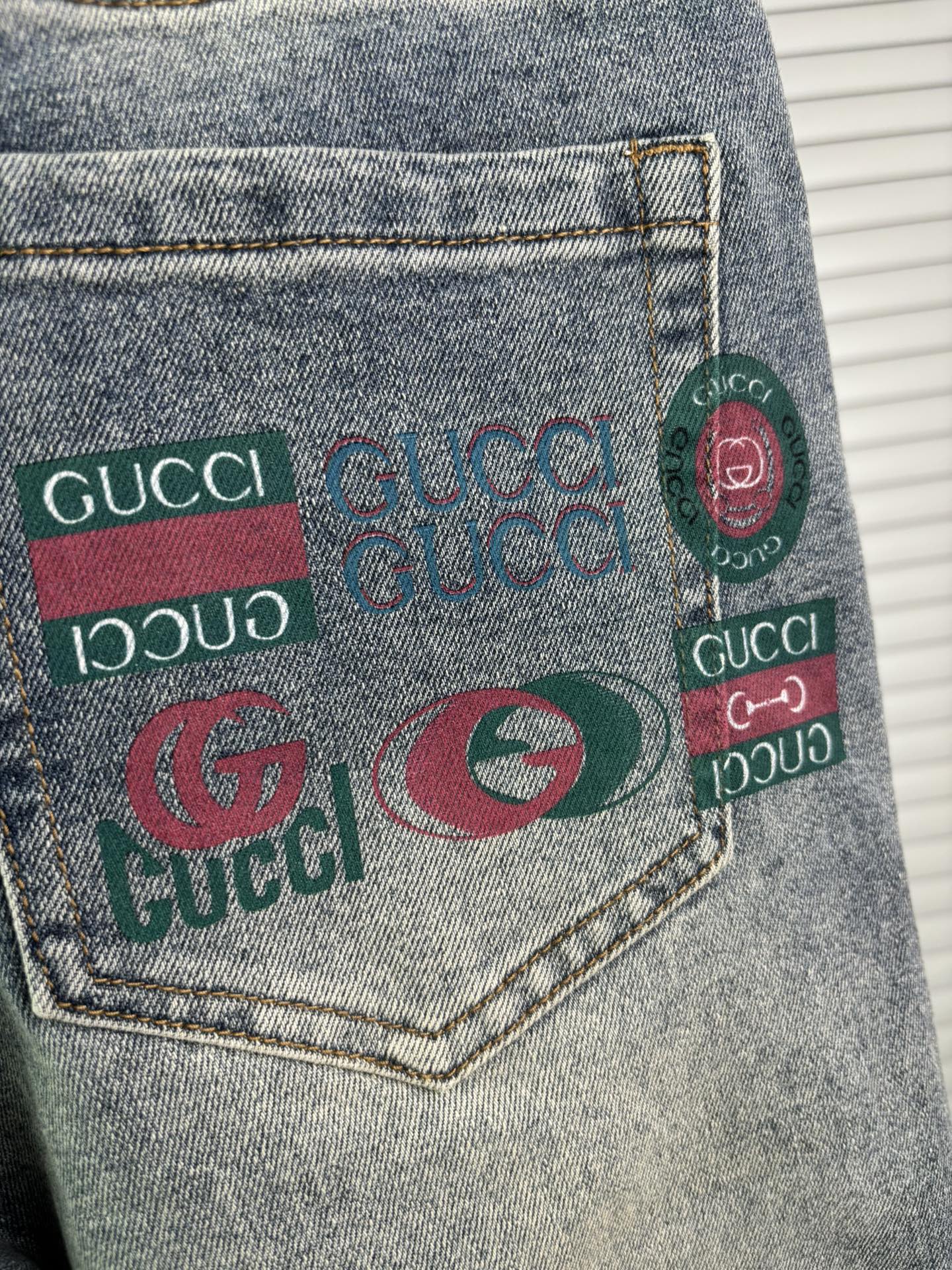 超级有范儿的一款牛仔裤，定制原版水洗牛仔面料，独特设计，顶级刺绣工艺字母图案logo，原版五金辅料装饰，