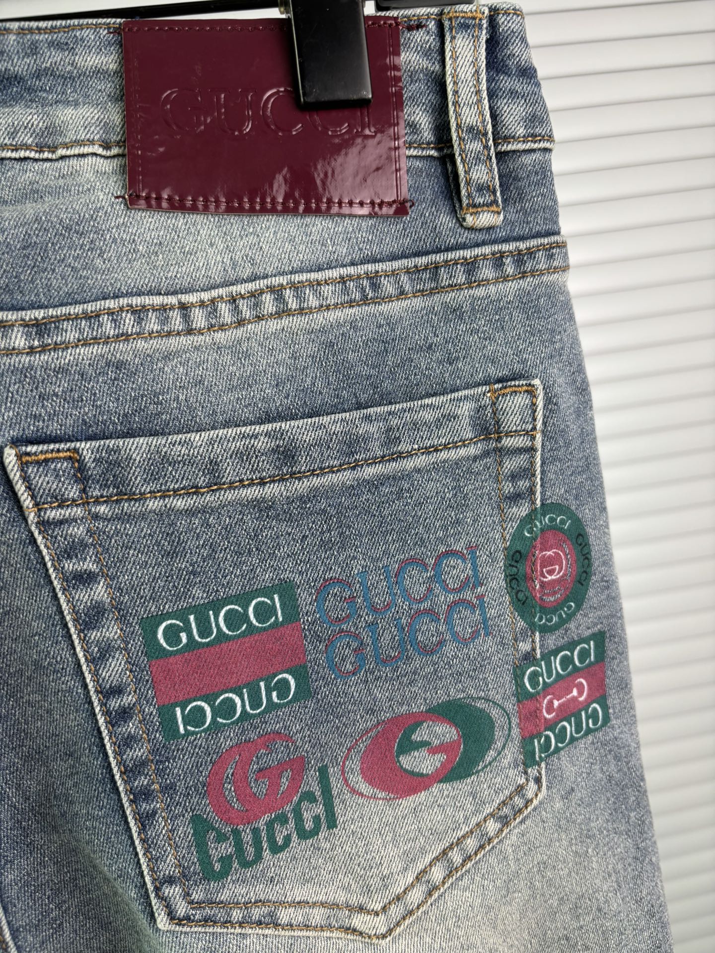 超级有范儿的一款牛仔裤，定制原版水洗牛仔面料，独特设计，顶级刺绣工艺字母图案logo，原版五金辅料装饰，