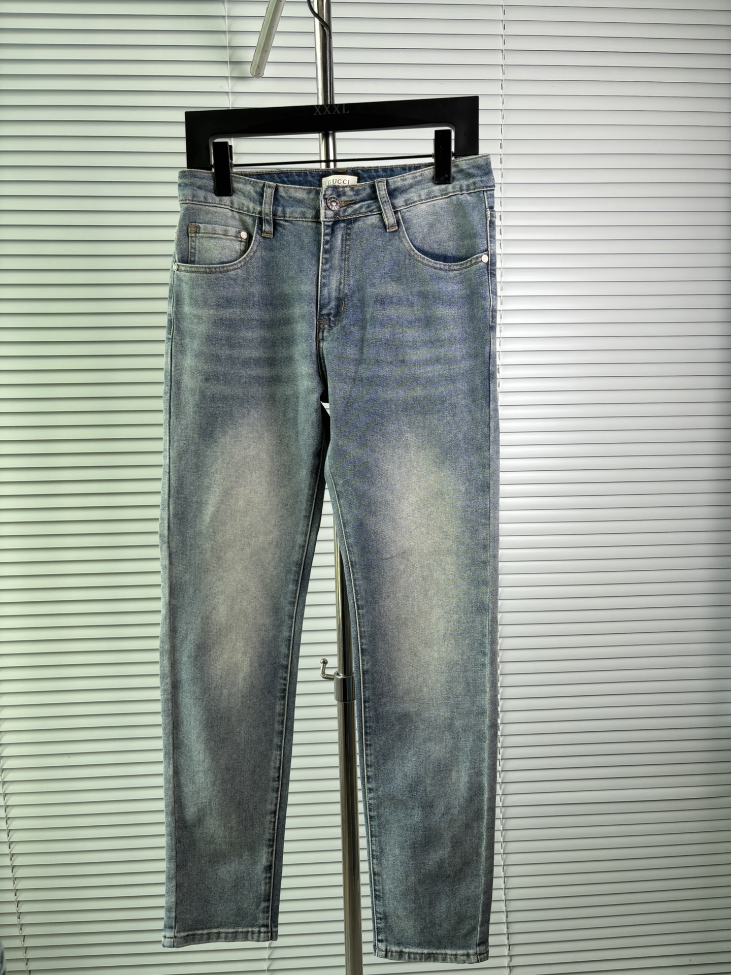 超级有范儿的一款牛仔裤，定制原版水洗牛仔面料，独特设计，顶级刺绣工艺字母图案logo，原版五金辅料装饰，