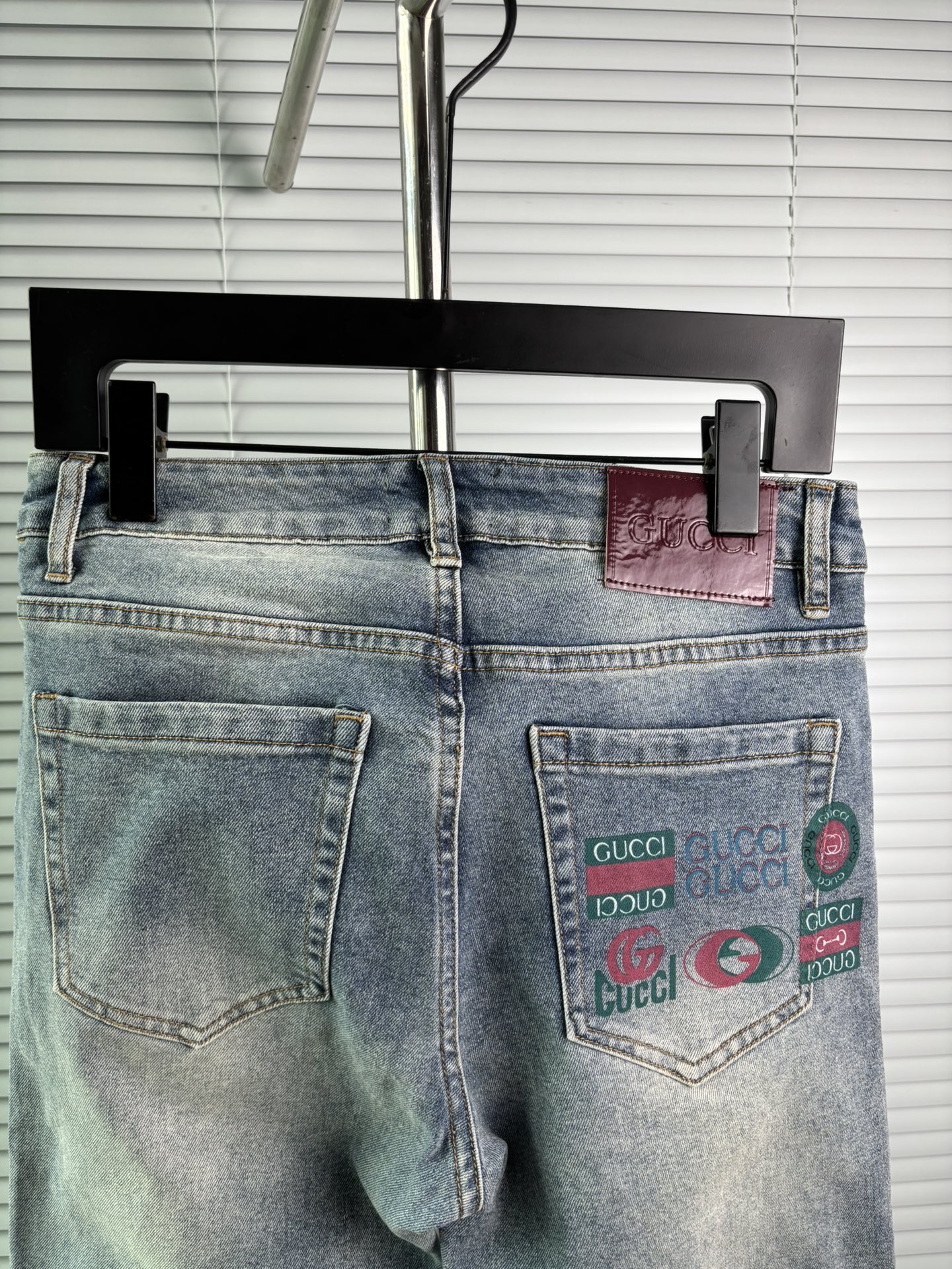 超级有范儿的一款牛仔裤，定制原版水洗牛仔面料，独特设计，顶级刺绣工艺字母图案logo，原版五金辅料装饰，