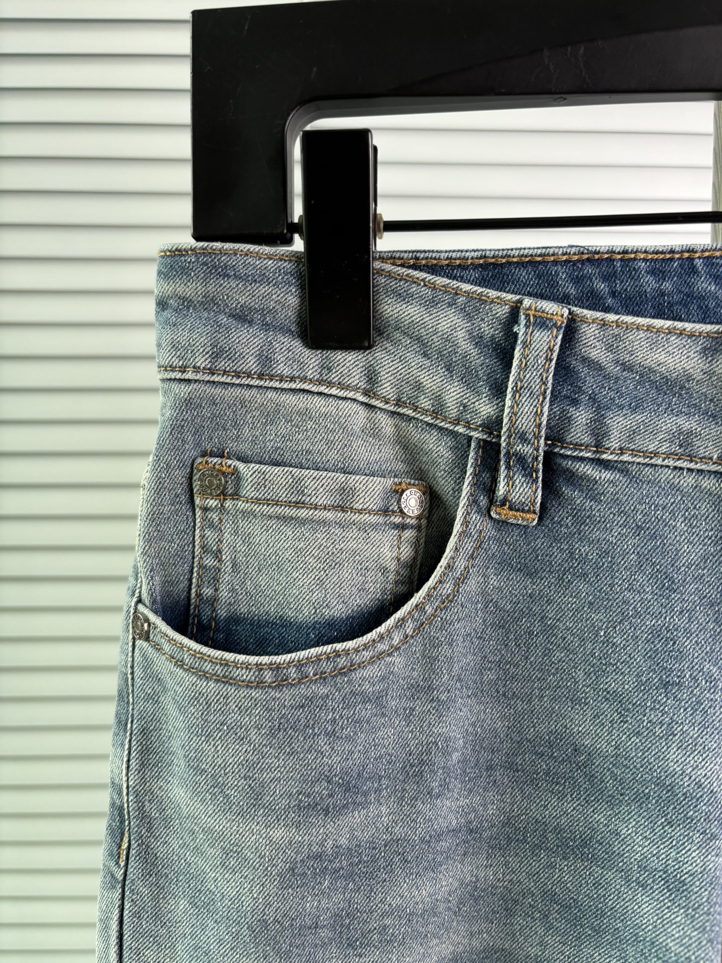 超级有范儿的一款牛仔裤，定制原版水洗牛仔面料，独特设计，顶级刺绣工艺字母图案logo，原版五金辅料装饰，