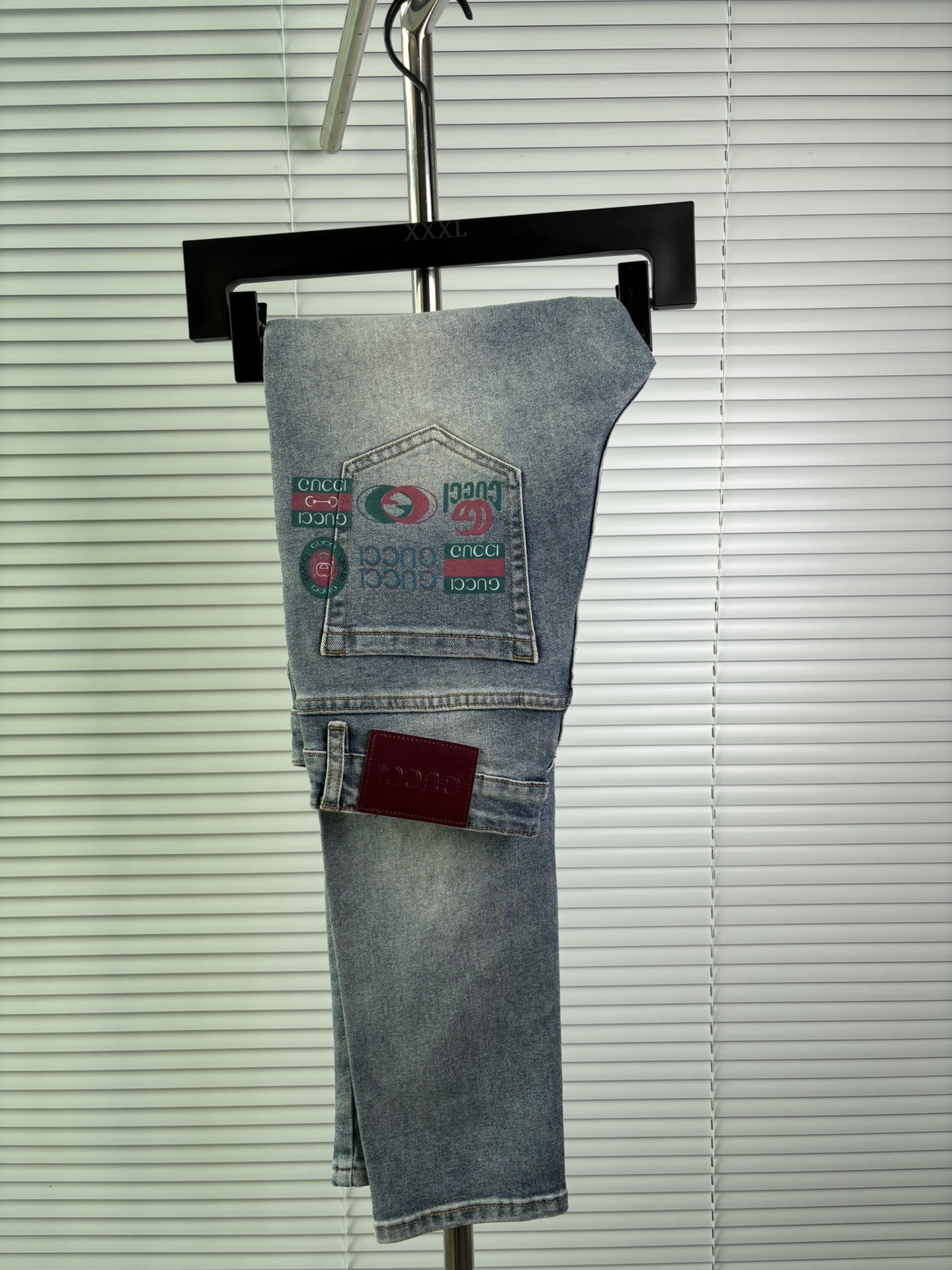 超级有范儿的一款牛仔裤，定制原版水洗牛仔面料，独特设计，顶级刺绣工艺字母图案logo，原版五金辅料装饰，