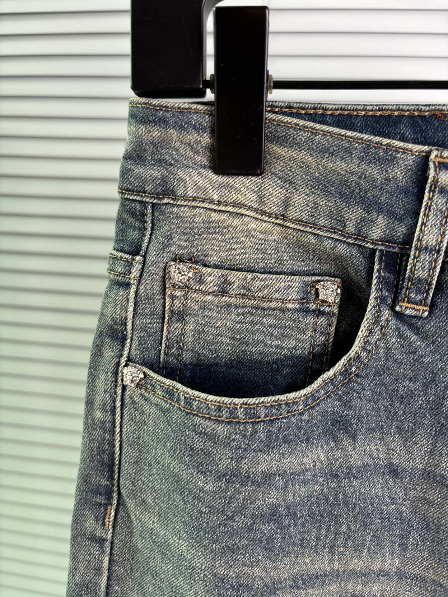 超级有范儿的一款牛仔裤，定制原版水洗牛仔面料，独特设计，顶级刺绣工艺字母图案logo，原版五金辅料装饰，