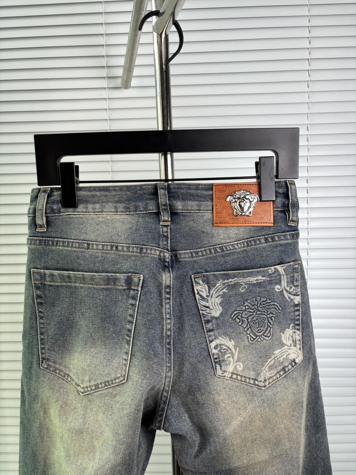 超级有范儿的一款牛仔裤，定制原版水洗牛仔面料，独特设计，顶级刺绣工艺字母图案logo，原版五金辅料装饰，