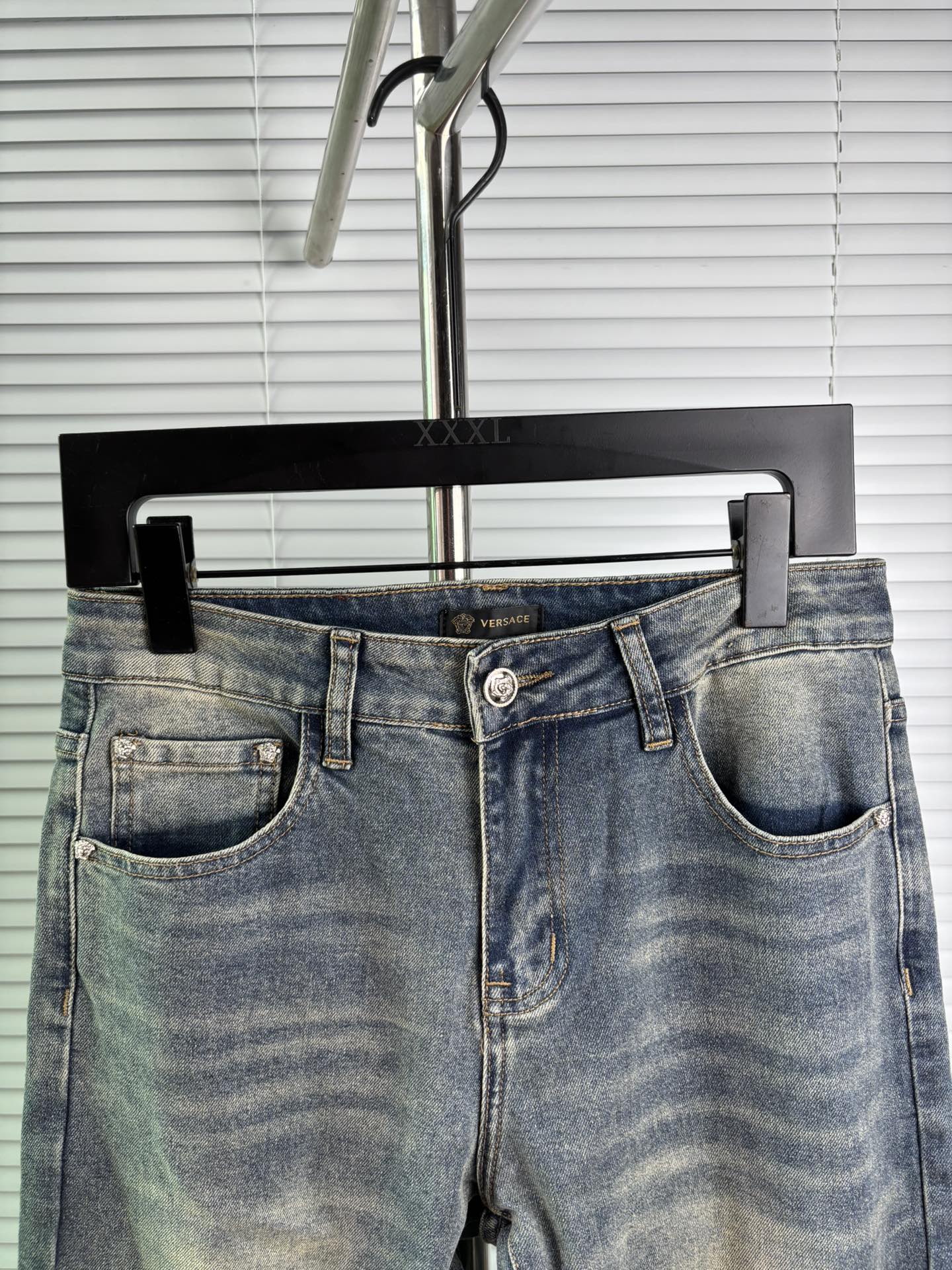 超级有范儿的一款牛仔裤，定制原版水洗牛仔面料，独特设计，顶级刺绣工艺字母图案logo，原版五金辅料装饰，