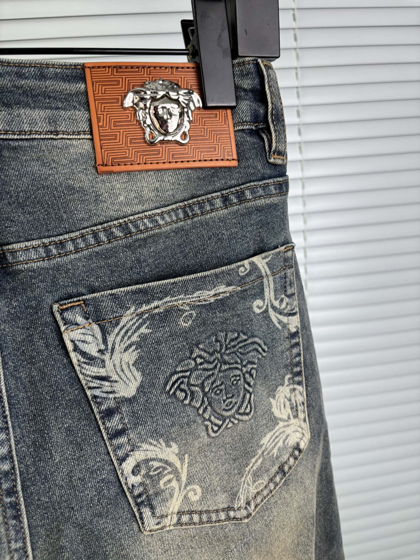 超级有范儿的一款牛仔裤，定制原版水洗牛仔面料，独特设计，顶级刺绣工艺字母图案logo，原版五金辅料装饰，