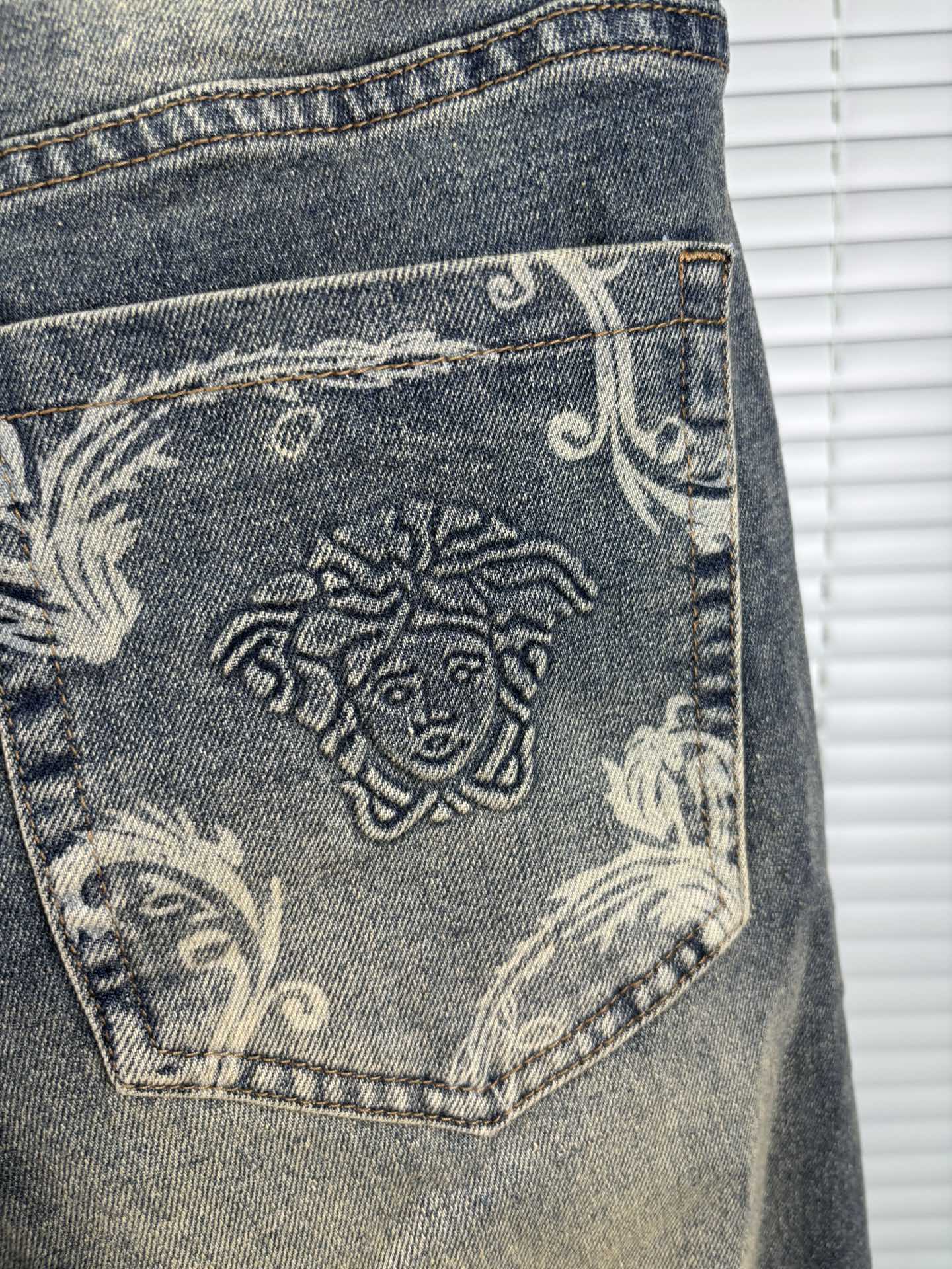 超级有范儿的一款牛仔裤，定制原版水洗牛仔面料，独特设计，顶级刺绣工艺字母图案logo，原版五金辅料装饰，