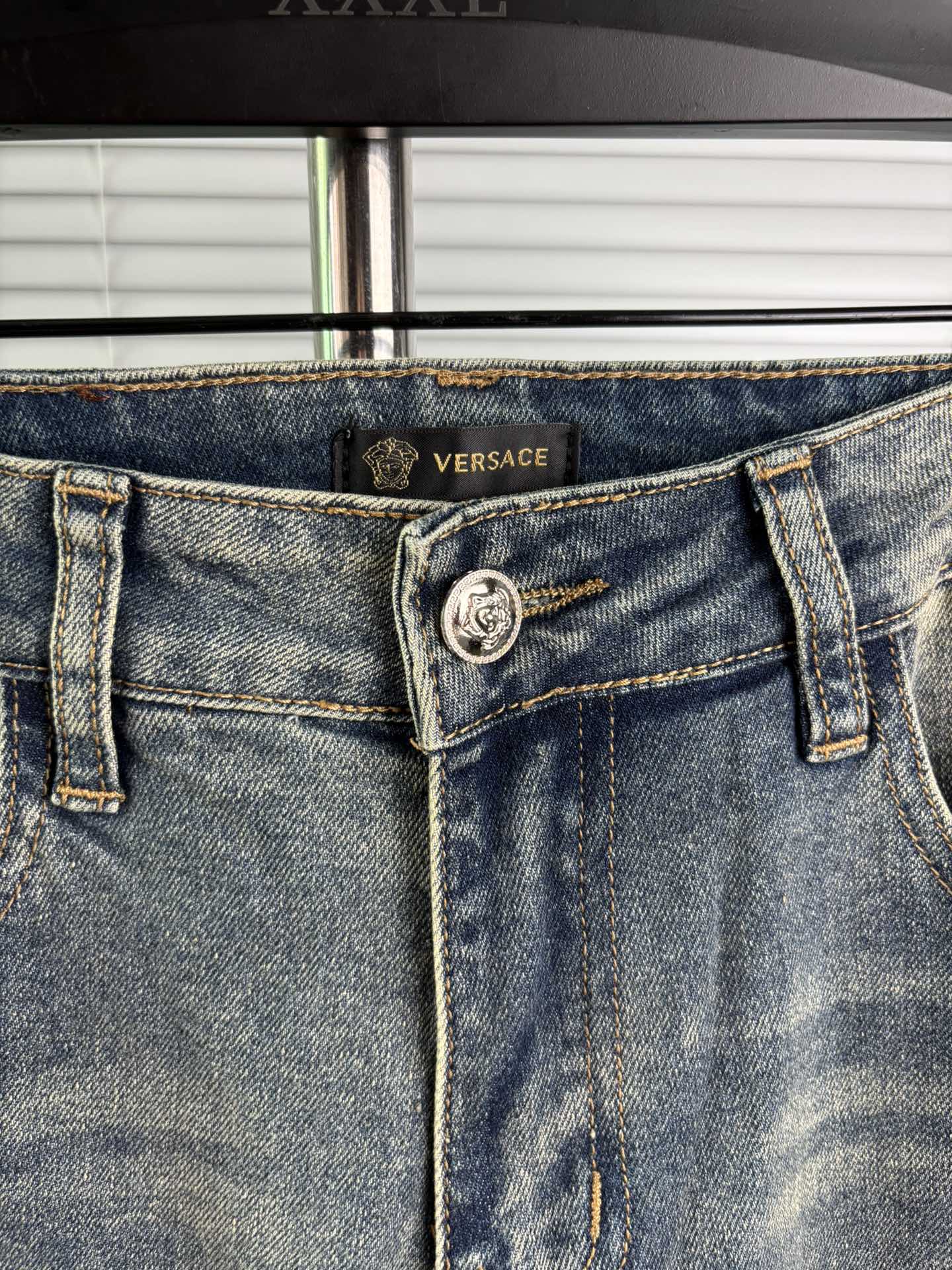 超级有范儿的一款牛仔裤，定制原版水洗牛仔面料，独特设计，顶级刺绣工艺字母图案logo，原版五金辅料装饰，