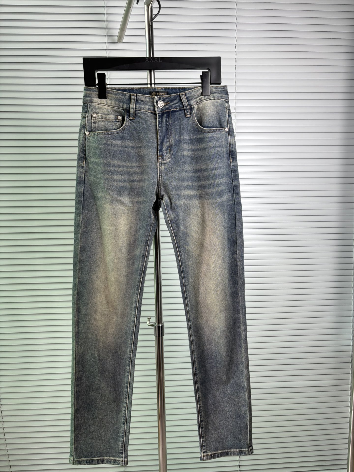 超级有范儿的一款牛仔裤，定制原版水洗牛仔面料，独特设计，顶级刺绣工艺字母图案logo，原版五金辅料装饰，