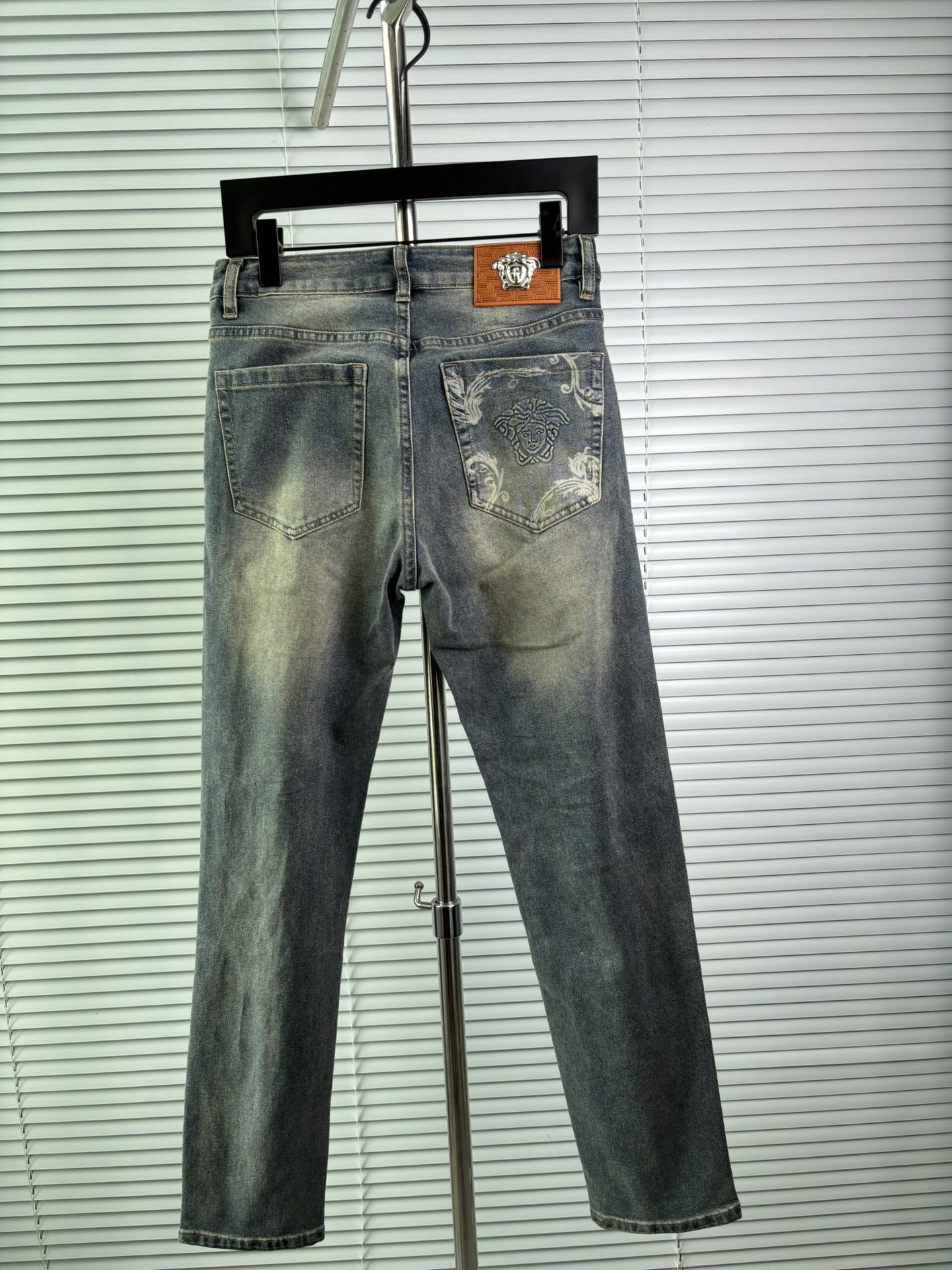 超级有范儿的一款牛仔裤，定制原版水洗牛仔面料，独特设计，顶级刺绣工艺字母图案logo，原版五金辅料装饰，