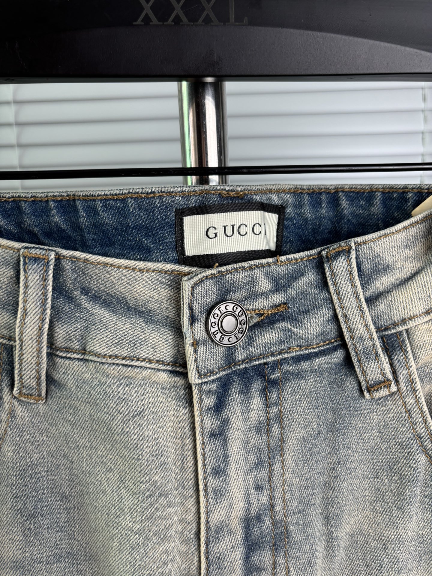 超级有范儿的一款牛仔裤，定制原版水洗牛仔面料，独特设计，顶级刺绣工艺字母图案logo，原版五金辅料装饰，