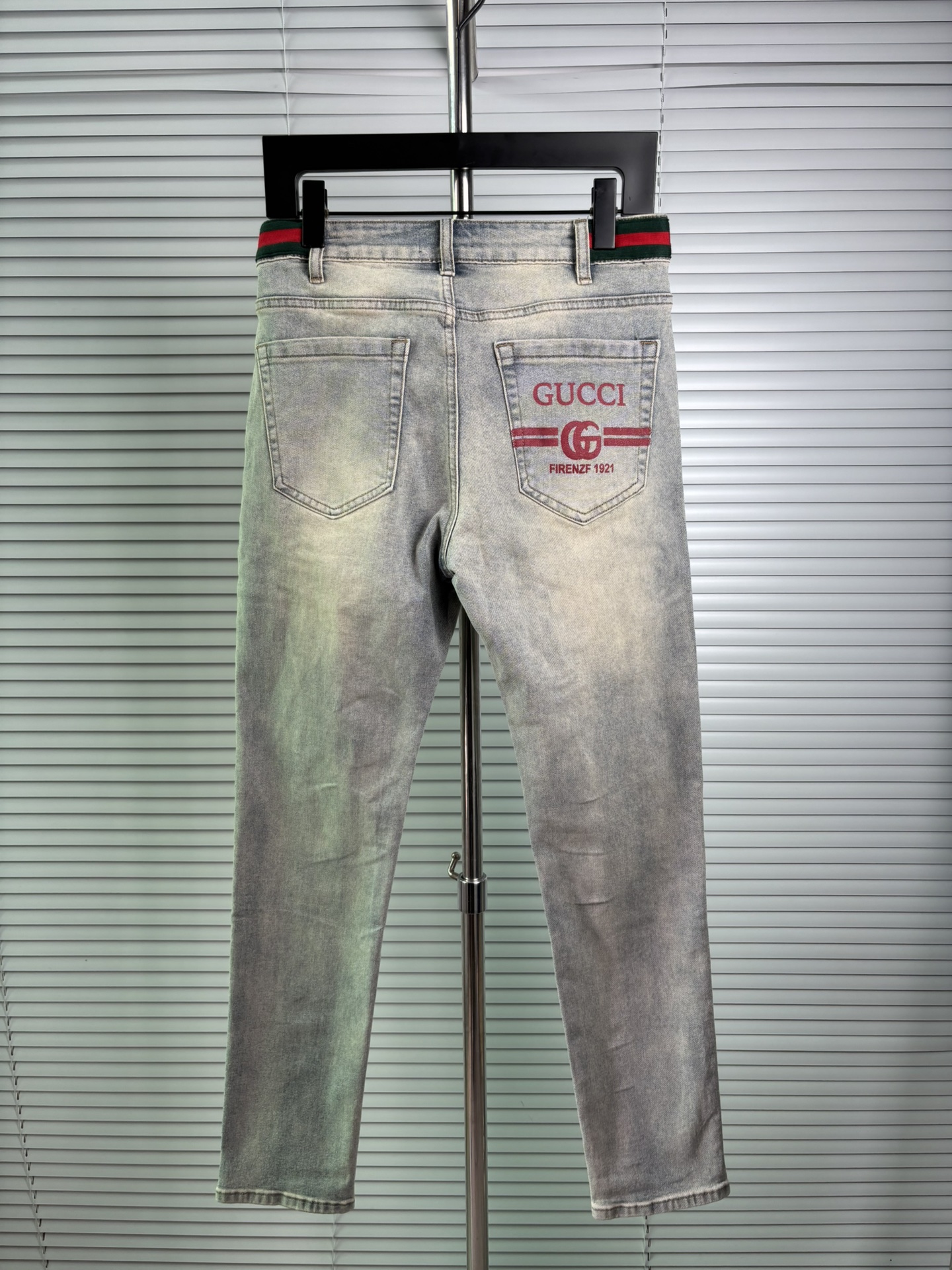 超级有范儿的一款牛仔裤，定制原版水洗牛仔面料，独特设计，顶级刺绣工艺字母图案logo，原版五金辅料装饰，