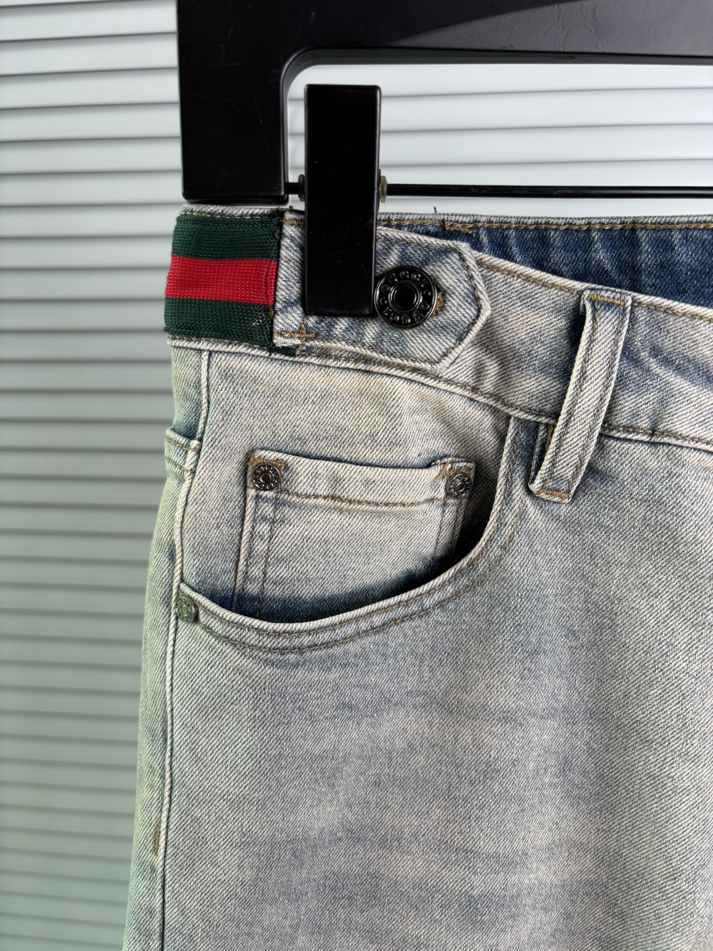 超级有范儿的一款牛仔裤，定制原版水洗牛仔面料，独特设计，顶级刺绣工艺字母图案logo，原版五金辅料装饰，