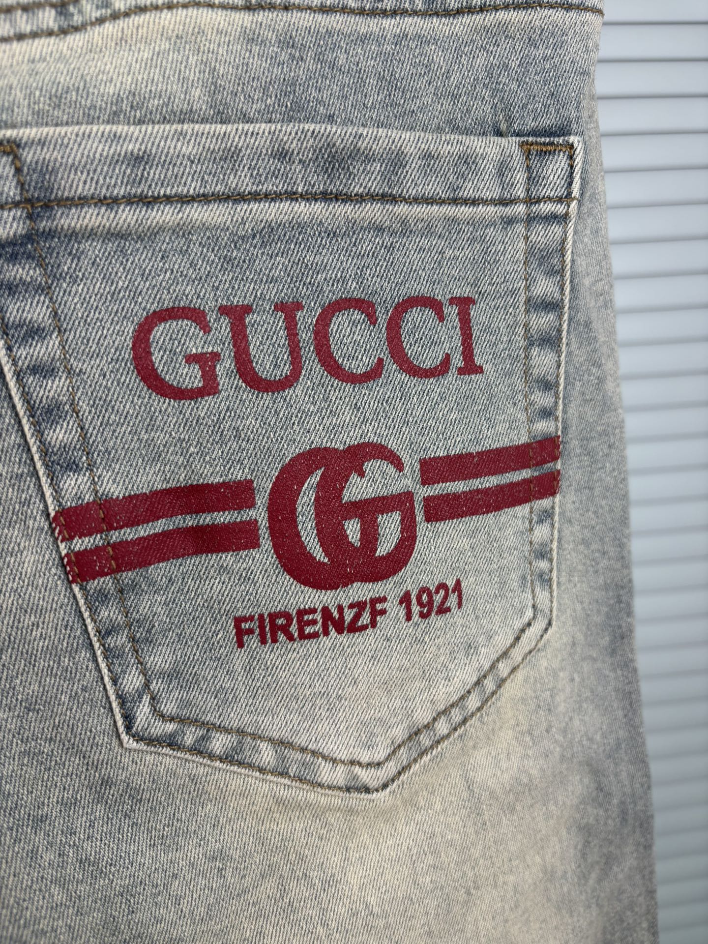 超级有范儿的一款牛仔裤，定制原版水洗牛仔面料，独特设计，顶级刺绣工艺字母图案logo，原版五金辅料装饰，