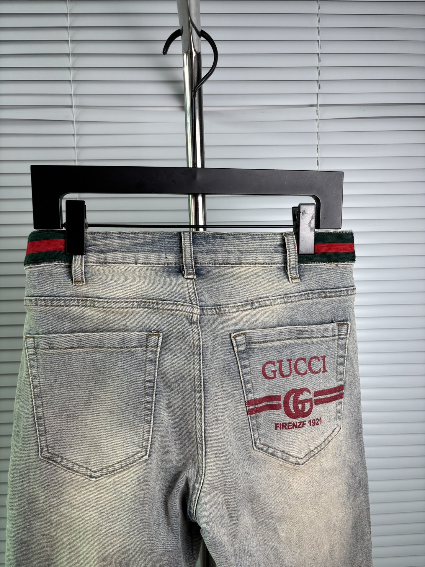 超级有范儿的一款牛仔裤，定制原版水洗牛仔面料，独特设计，顶级刺绣工艺字母图案logo，原版五金辅料装饰，