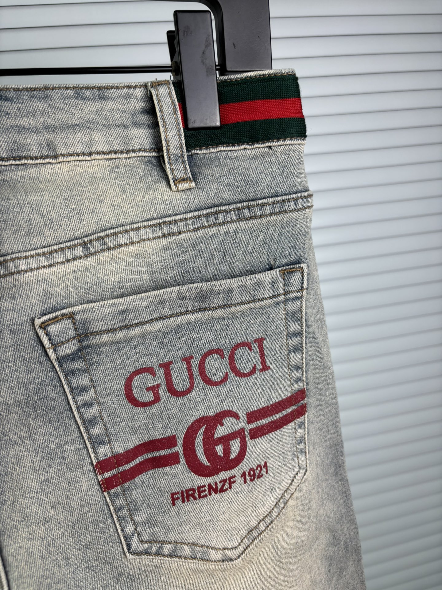 超级有范儿的一款牛仔裤，定制原版水洗牛仔面料，独特设计，顶级刺绣工艺字母图案logo，原版五金辅料装饰，