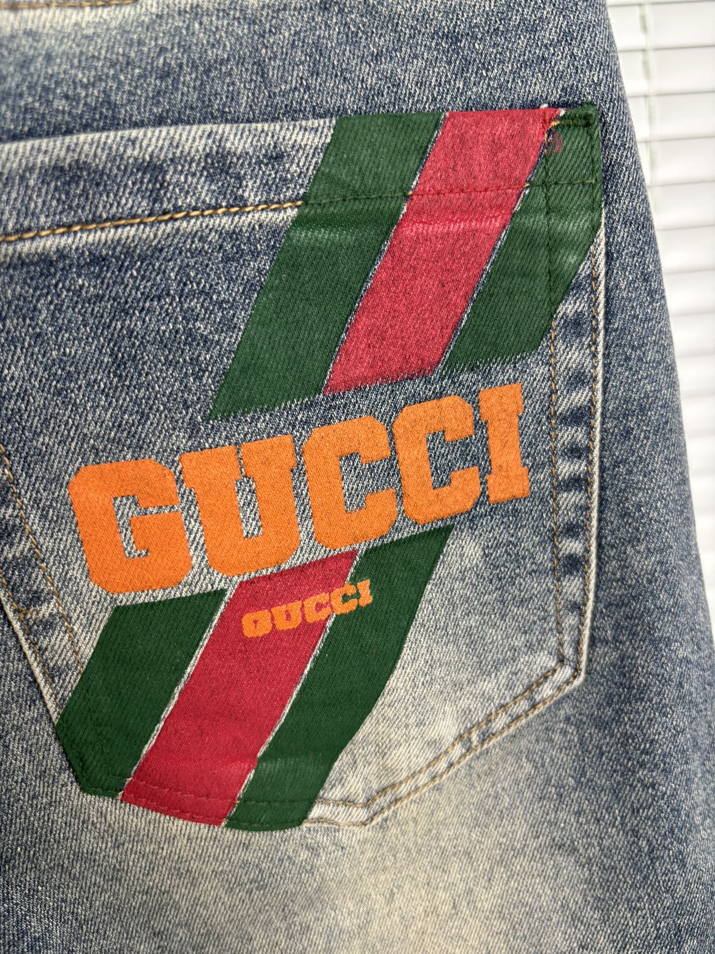 超级有范儿的一款牛仔裤，定制原版水洗牛仔面料，独特设计，顶级刺绣工艺字母图案logo，原版五金辅料装饰，