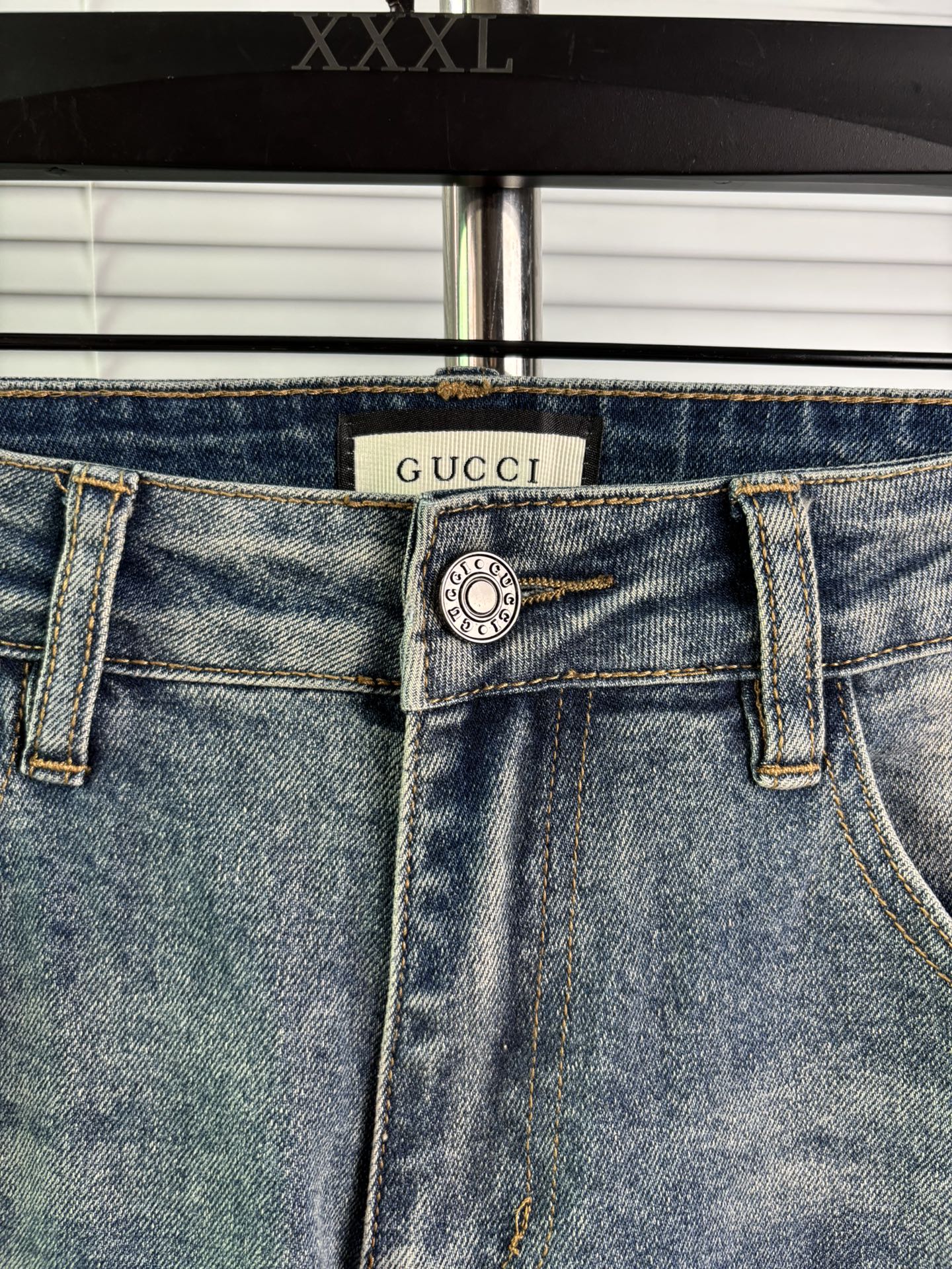 超级有范儿的一款牛仔裤，定制原版水洗牛仔面料，独特设计，顶级刺绣工艺字母图案logo，原版五金辅料装饰，