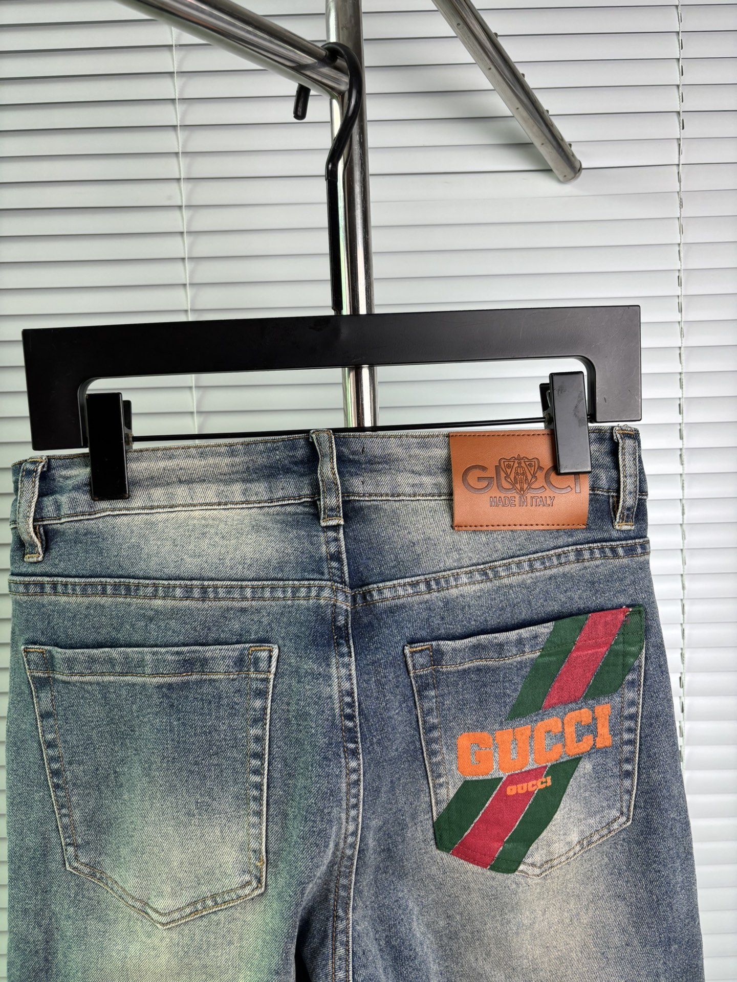 超级有范儿的一款牛仔裤，定制原版水洗牛仔面料，独特设计，顶级刺绣工艺字母图案logo，原版五金辅料装饰，