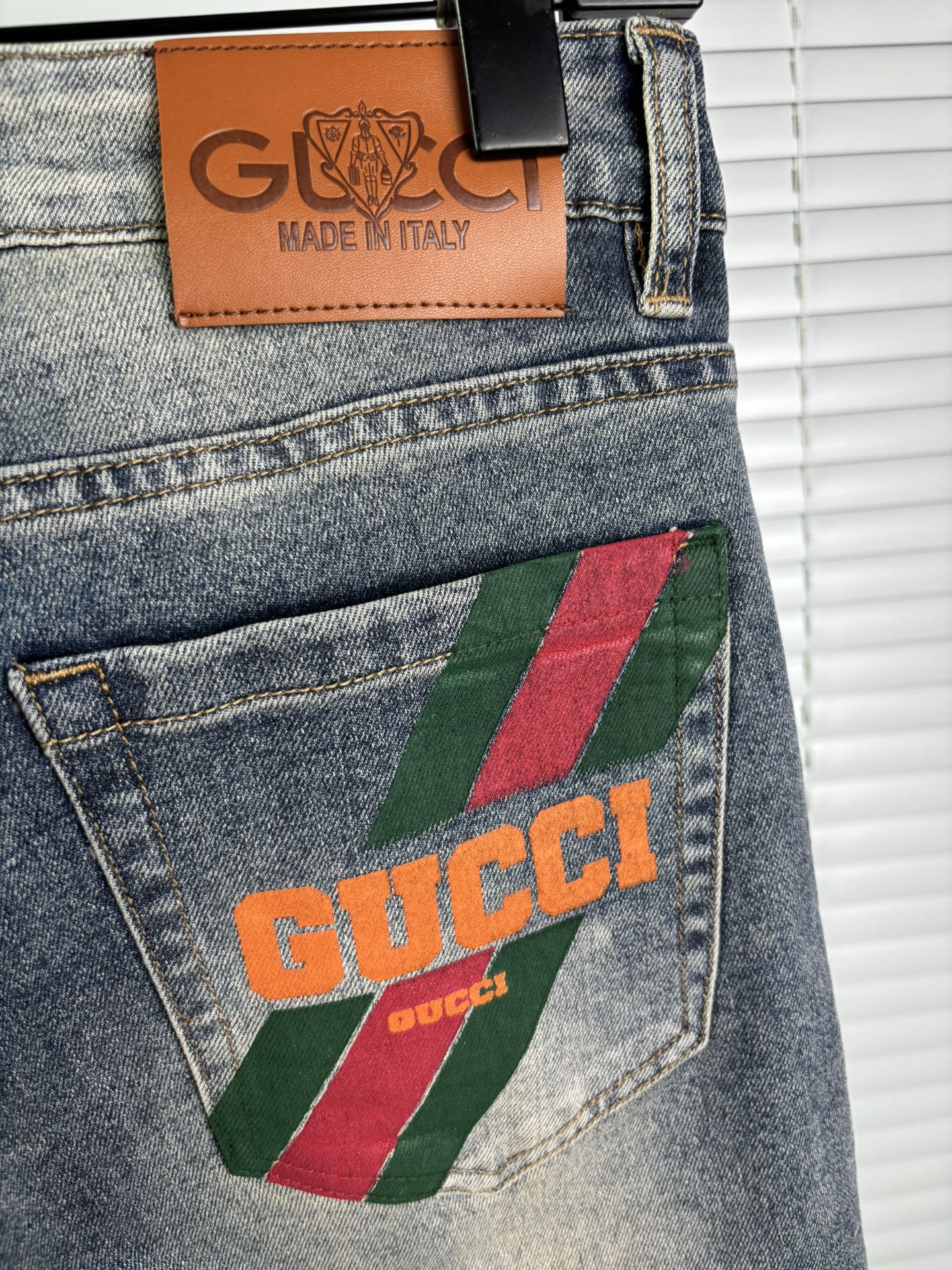 超级有范儿的一款牛仔裤，定制原版水洗牛仔面料，独特设计，顶级刺绣工艺字母图案logo，原版五金辅料装饰，