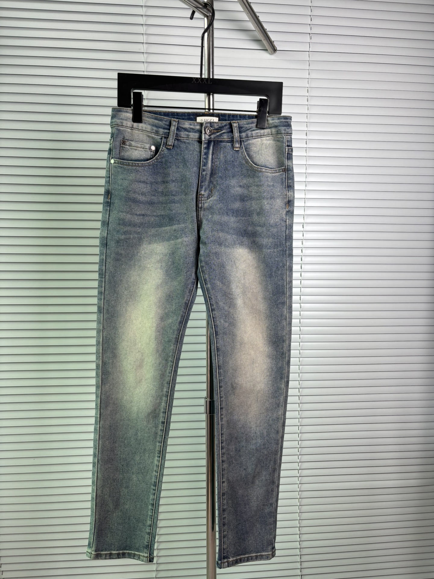 超级有范儿的一款牛仔裤，定制原版水洗牛仔面料，独特设计，顶级刺绣工艺字母图案logo，原版五金辅料装饰，