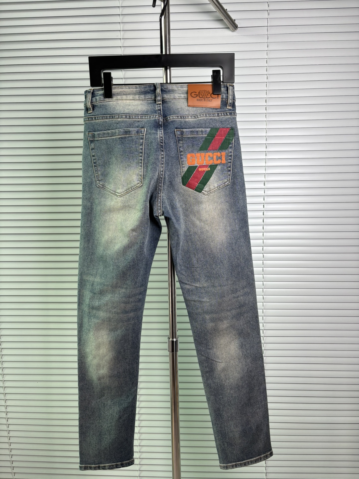 超级有范儿的一款牛仔裤，定制原版水洗牛仔面料，独特设计，顶级刺绣工艺字母图案logo，原版五金辅料装饰，