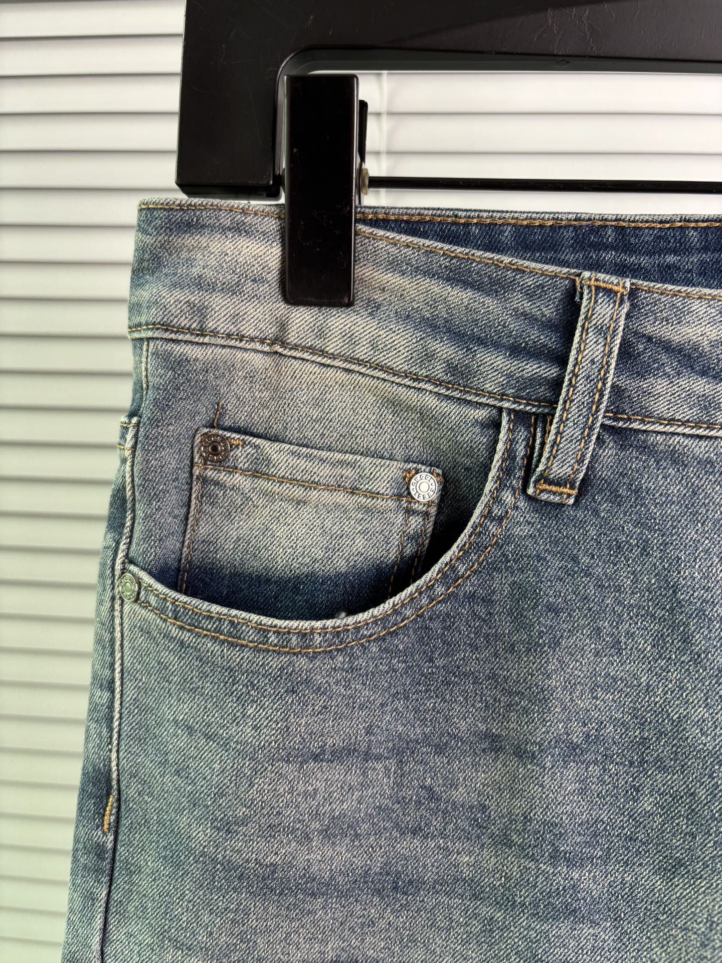 超级有范儿的一款牛仔裤，定制原版水洗牛仔面料，独特设计，顶级刺绣工艺字母图案logo，原版五金辅料装饰，