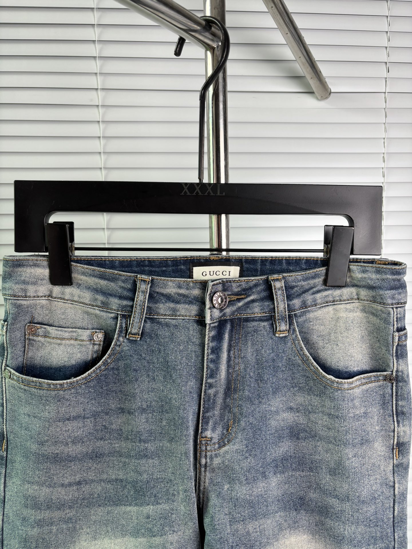 超级有范儿的一款牛仔裤，定制原版水洗牛仔面料，独特设计，顶级刺绣工艺字母图案logo，原版五金辅料装饰，