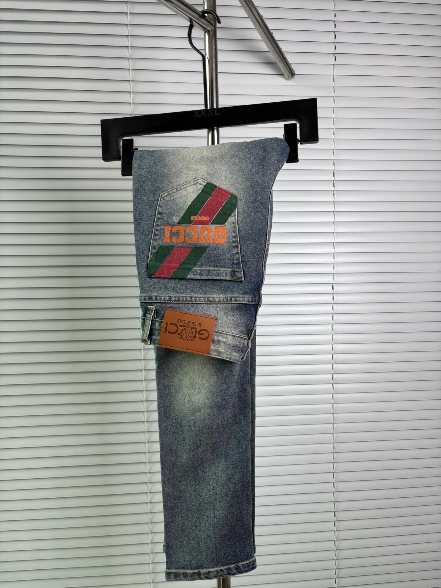 超级有范儿的一款牛仔裤，定制原版水洗牛仔面料，独特设计，顶级刺绣工艺字母图案logo，原版五金辅料装饰，