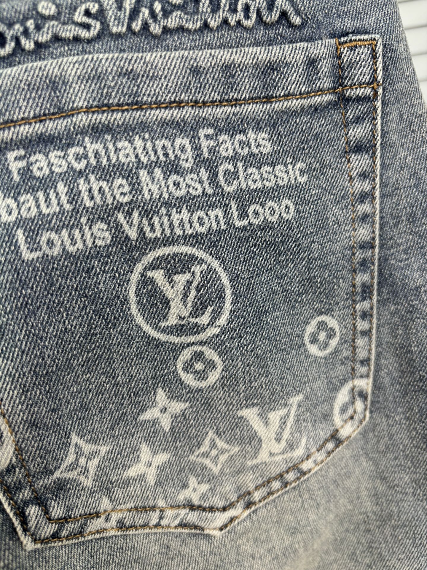 超级有范儿的一款牛仔裤，定制原版水洗牛仔面料，独特设计，顶级刺绣工艺字母图案logo，原版五金辅料装饰，