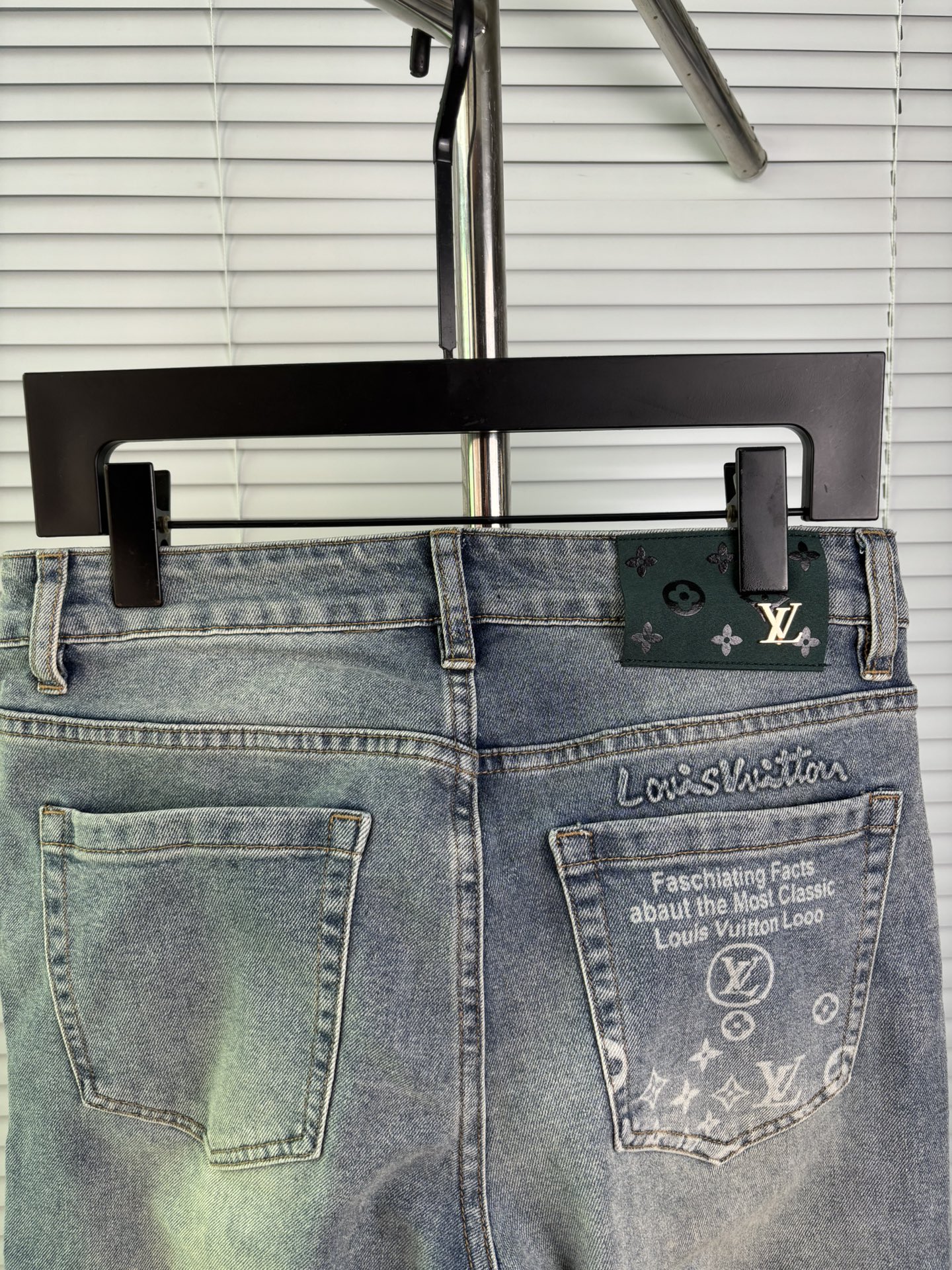 超级有范儿的一款牛仔裤，定制原版水洗牛仔面料，独特设计，顶级刺绣工艺字母图案logo，原版五金辅料装饰，