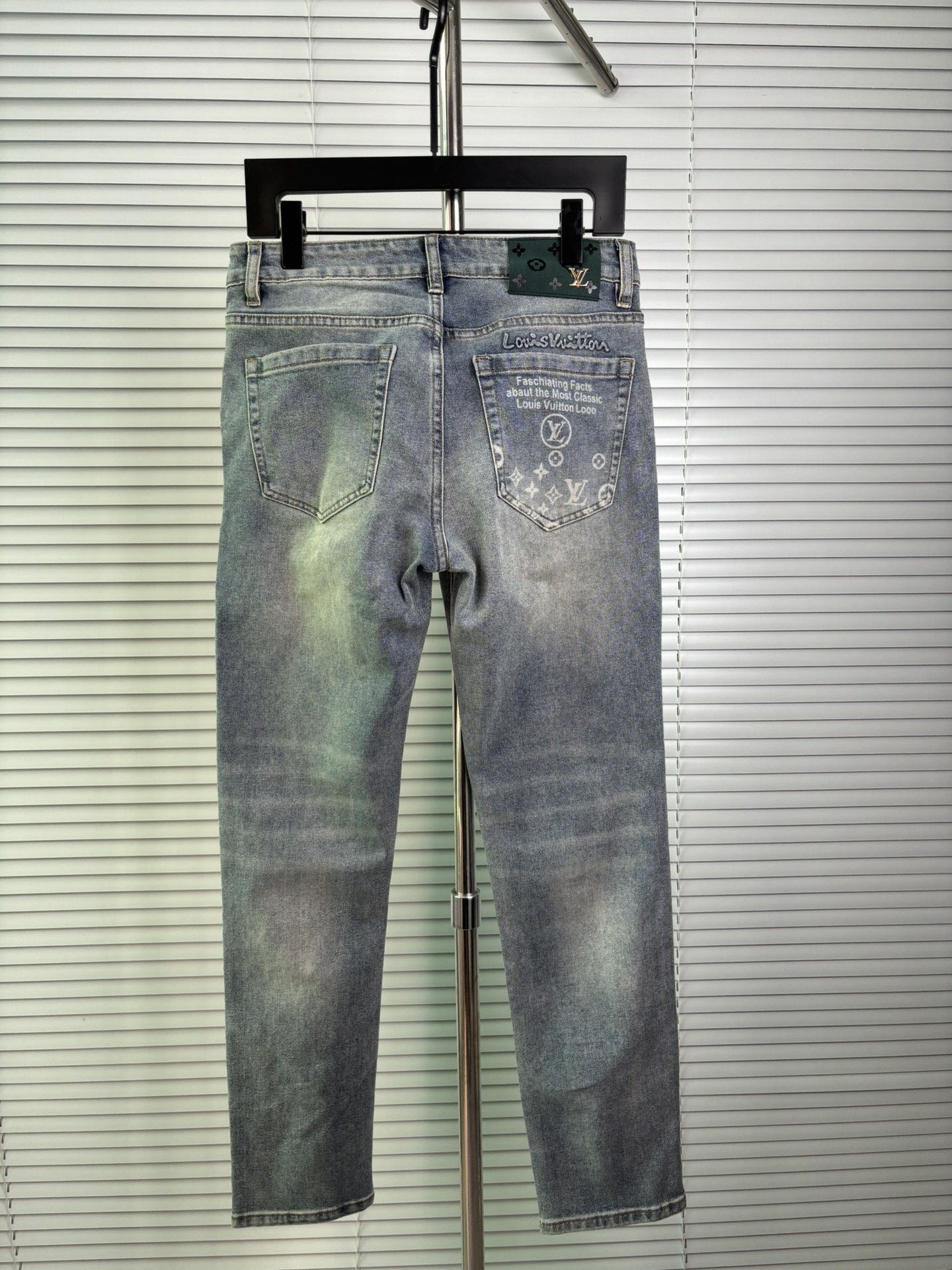 超级有范儿的一款牛仔裤，定制原版水洗牛仔面料，独特设计，顶级刺绣工艺字母图案logo，原版五金辅料装饰，