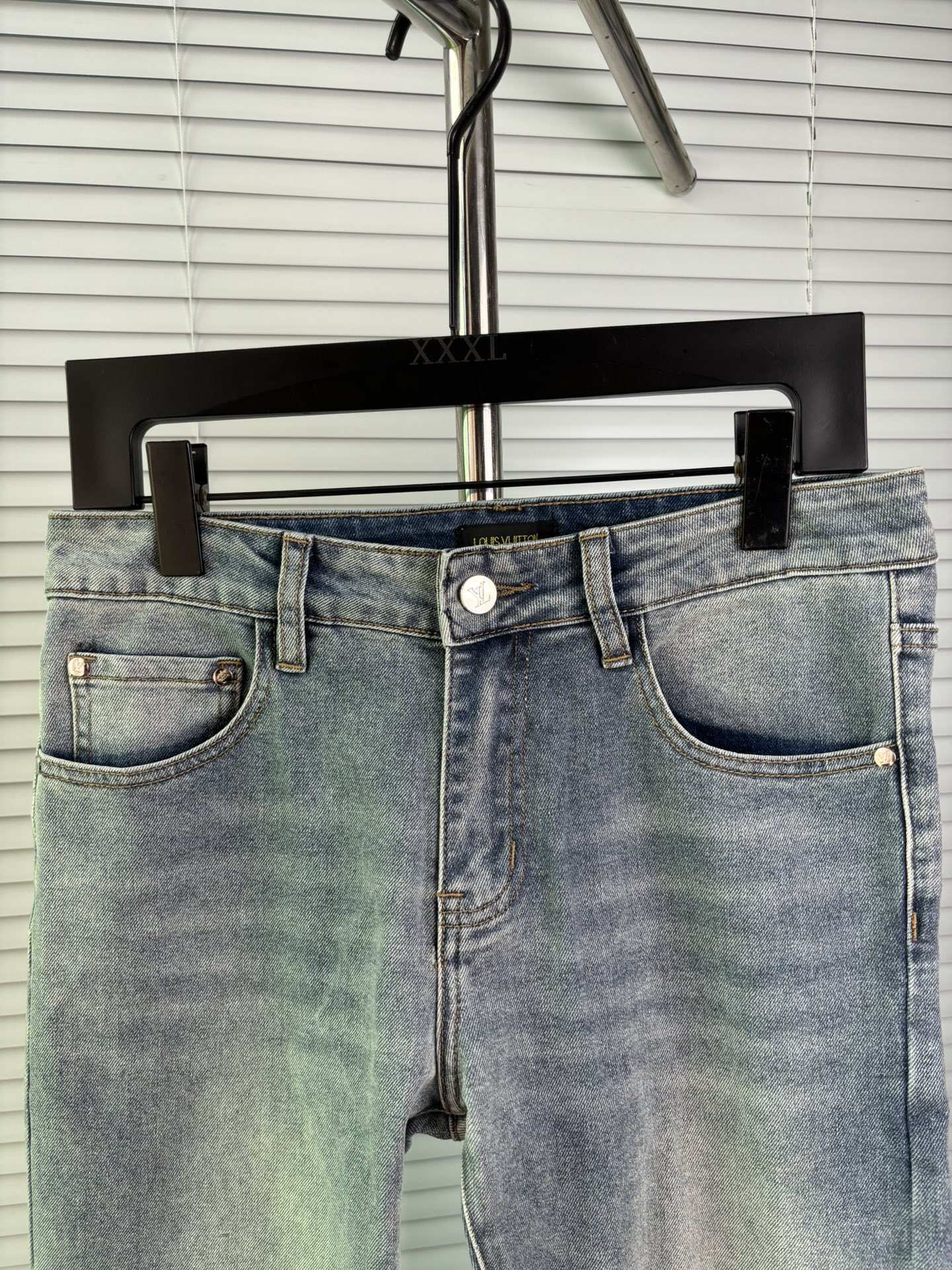 超级有范儿的一款牛仔裤，定制原版水洗牛仔面料，独特设计，顶级刺绣工艺字母图案logo，原版五金辅料装饰，