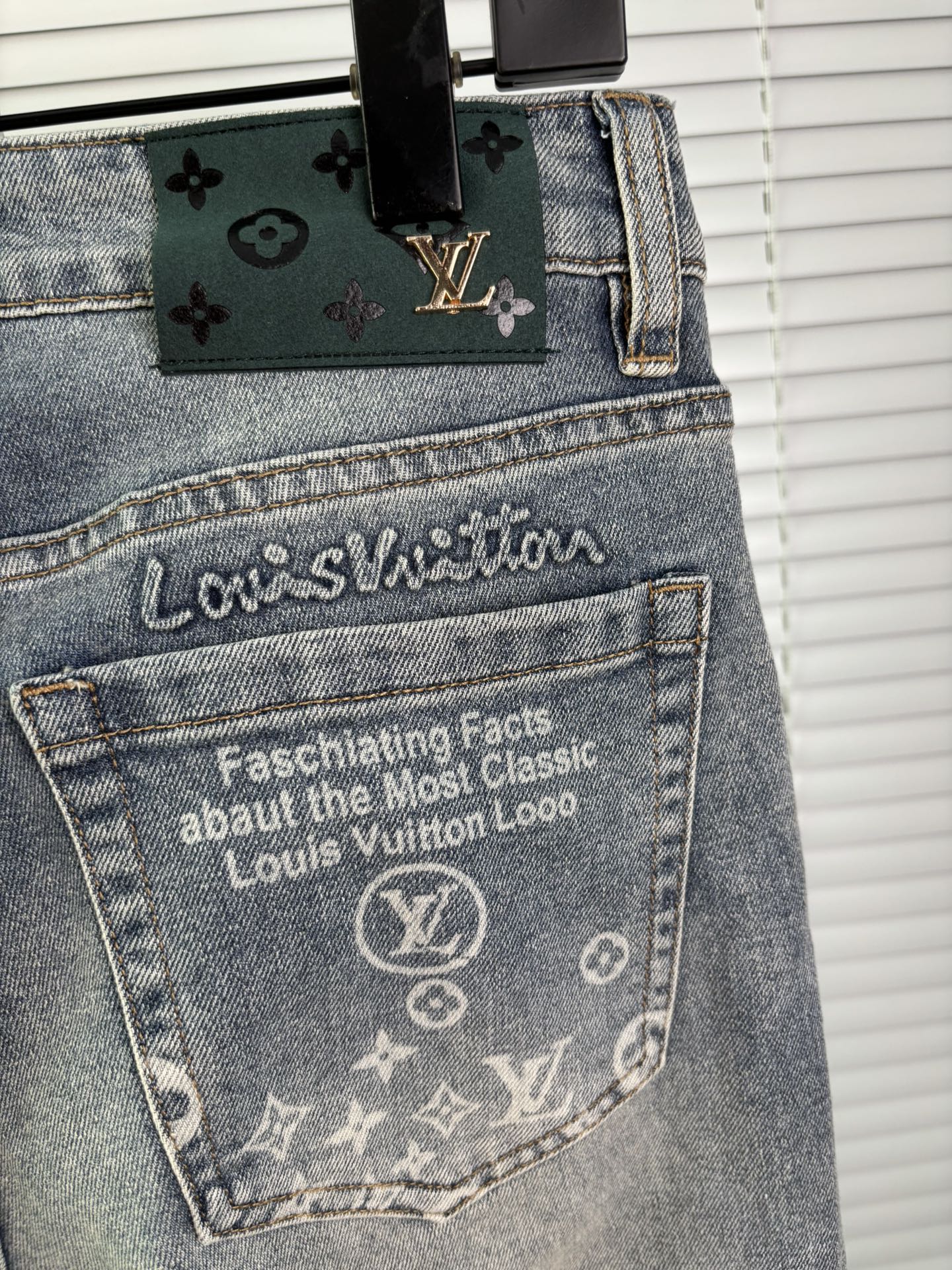超级有范儿的一款牛仔裤，定制原版水洗牛仔面料，独特设计，顶级刺绣工艺字母图案logo，原版五金辅料装饰，
