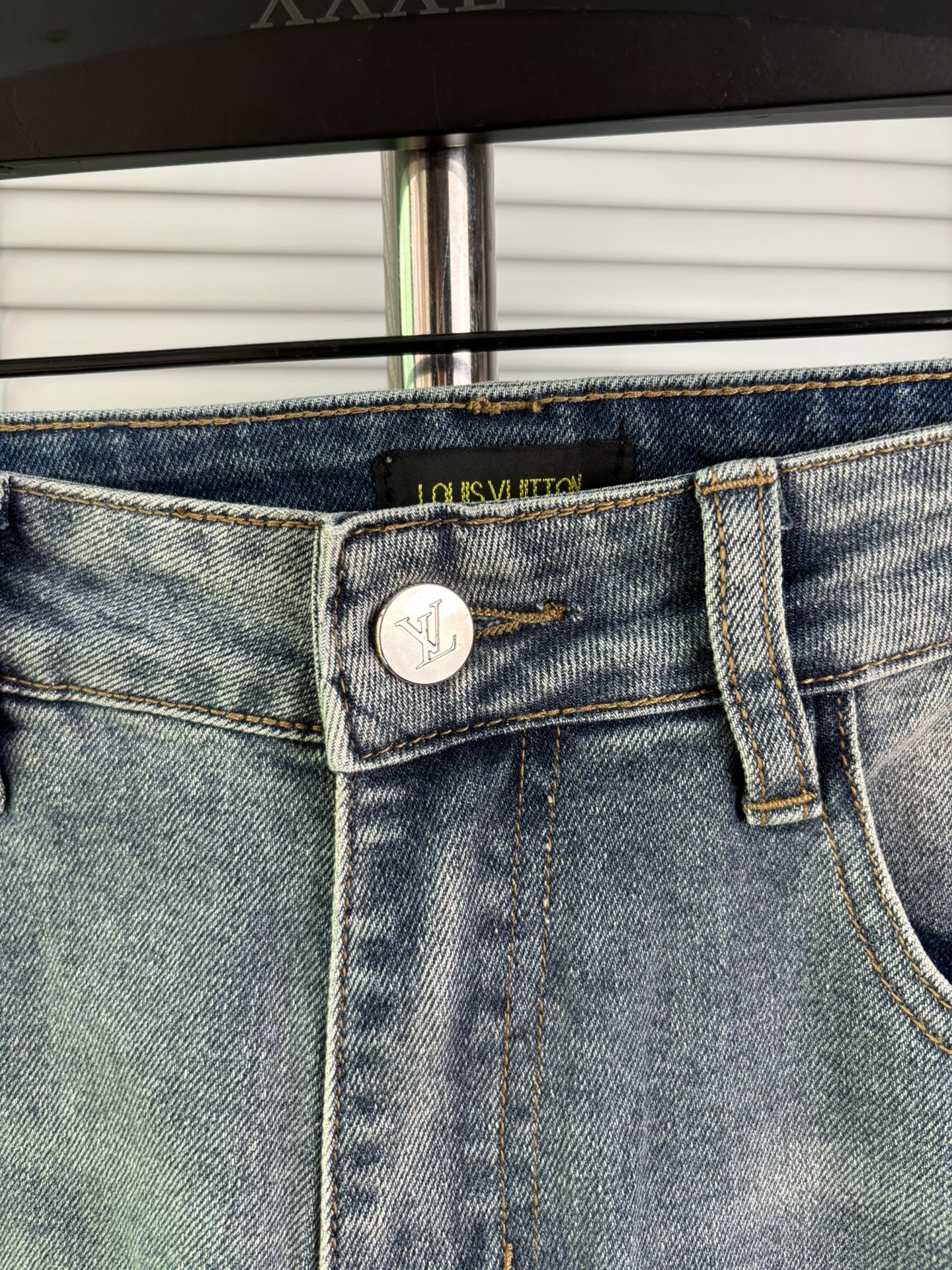 超级有范儿的一款牛仔裤，定制原版水洗牛仔面料，独特设计，顶级刺绣工艺字母图案logo，原版五金辅料装饰，