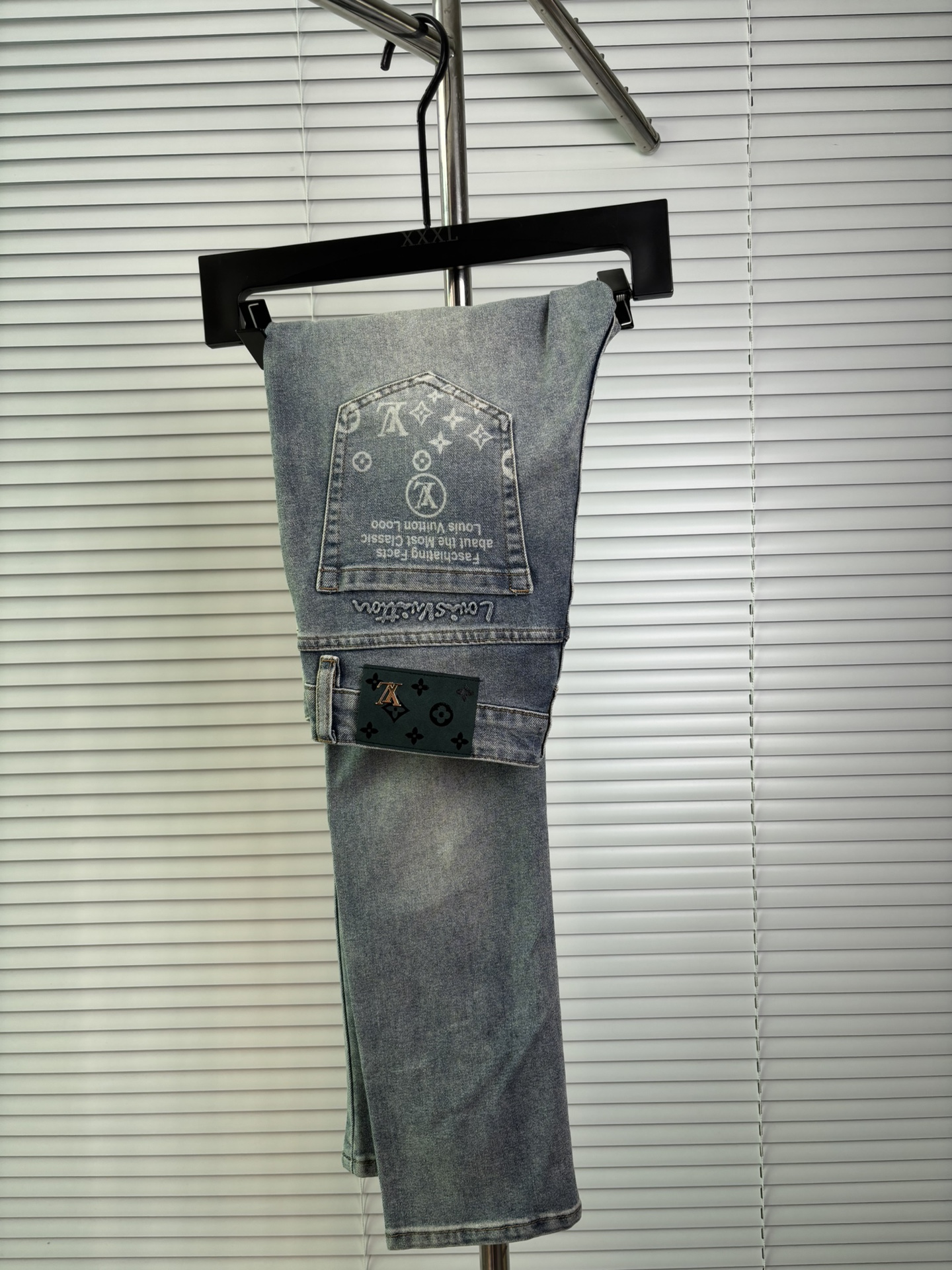 超级有范儿的一款牛仔裤，定制原版水洗牛仔面料，独特设计，顶级刺绣工艺字母图案logo，原版五金辅料装饰，