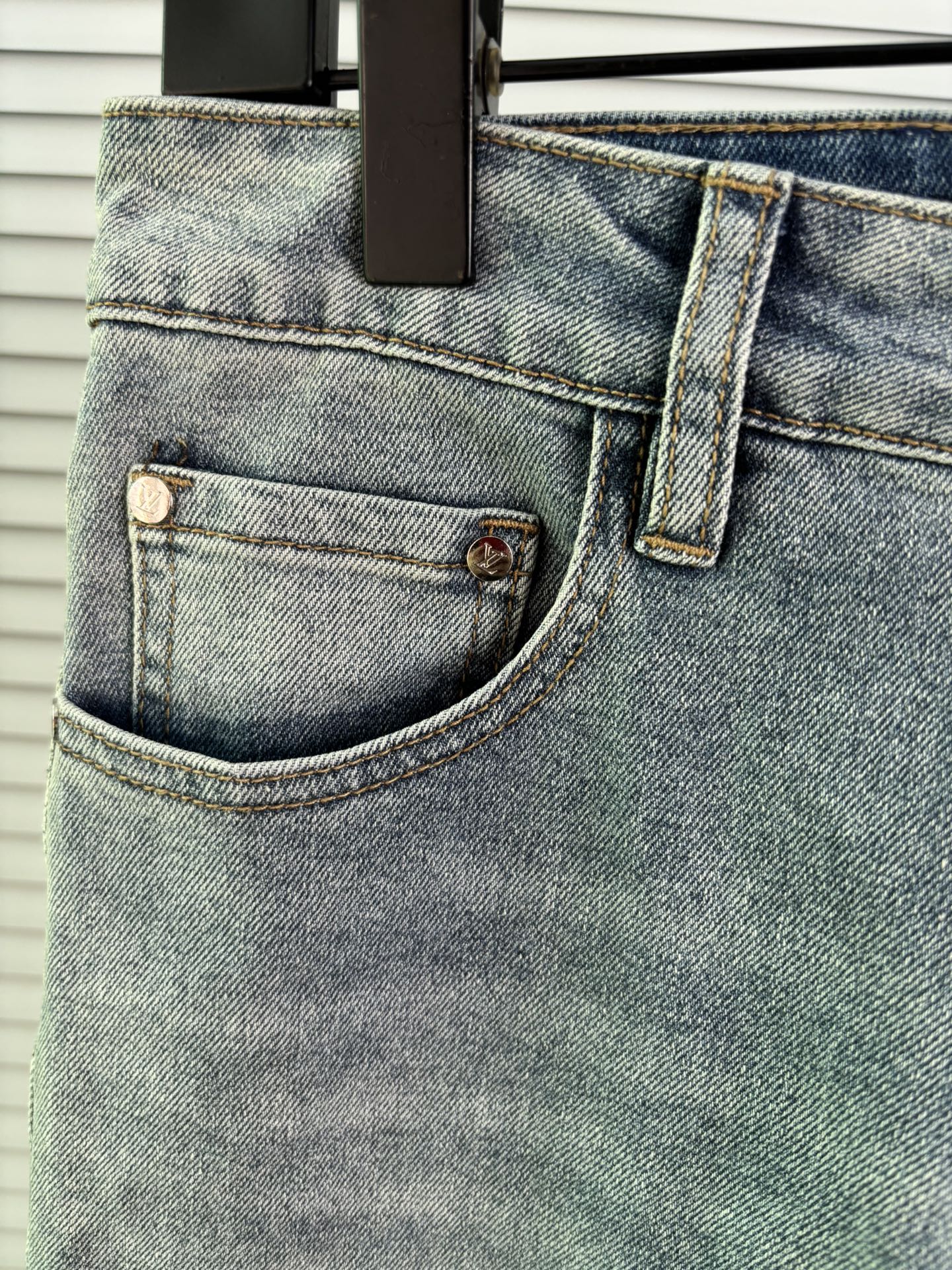 超级有范儿的一款牛仔裤，定制原版水洗牛仔面料，独特设计，顶级刺绣工艺字母图案logo，原版五金辅料装饰，